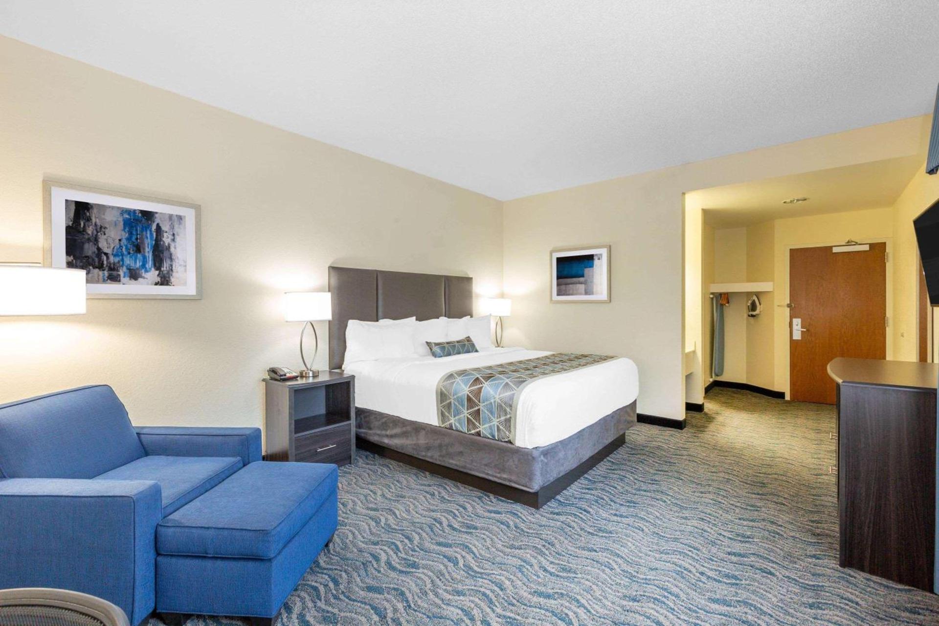 Baymont by Wyndham Des Moines Airport photo 45