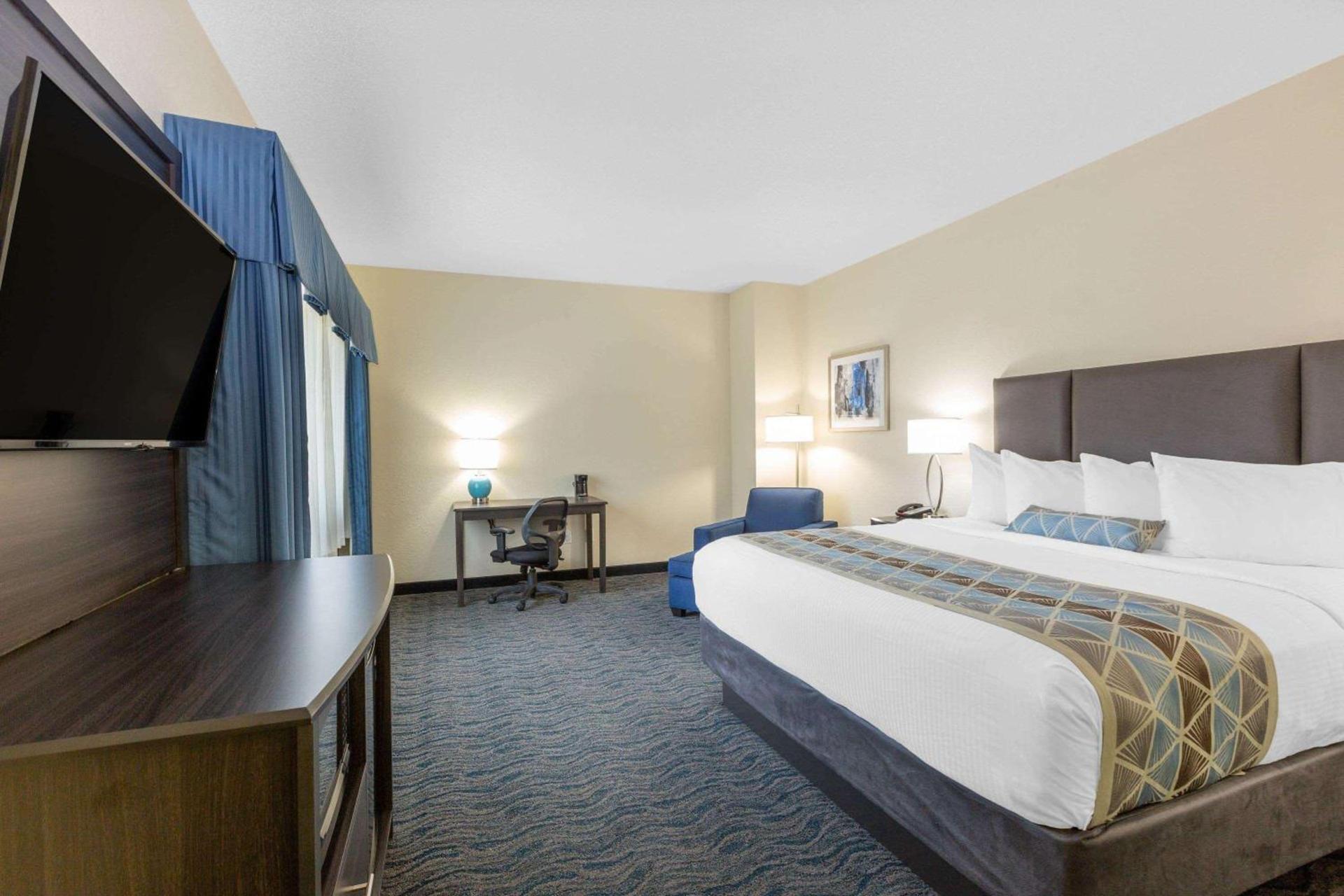 Baymont by Wyndham Des Moines Airport photo 46
