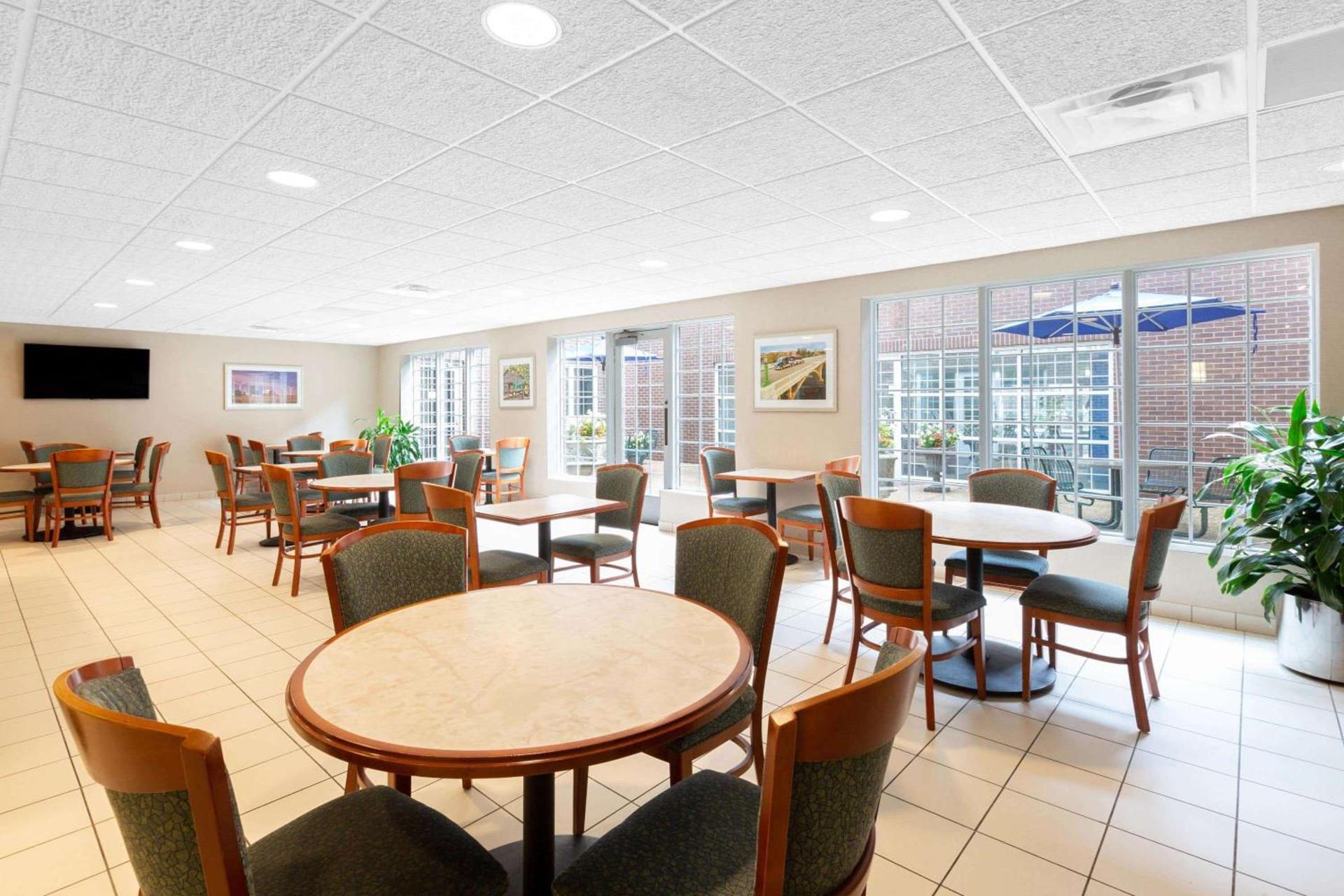 Baymont by Wyndham Des Moines Airport photo 48