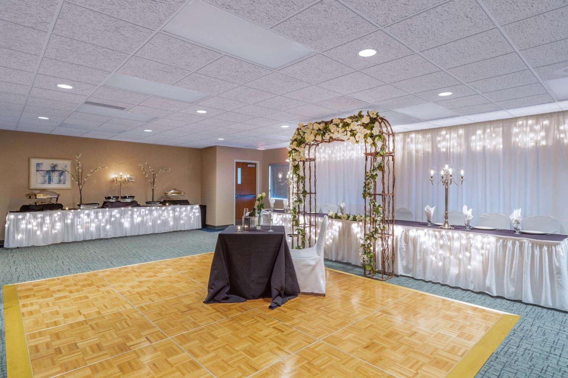 Baymont by Wyndham Des Moines Airport photo 53