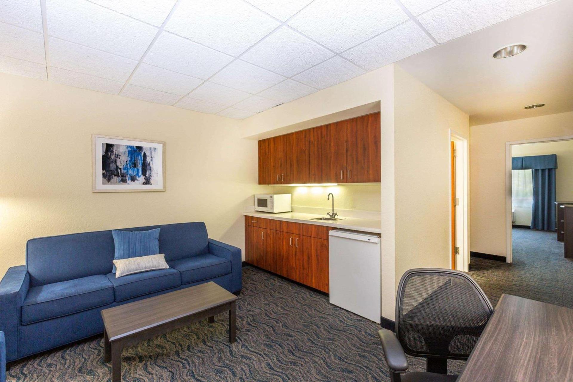 Baymont by Wyndham Des Moines Airport photo 59