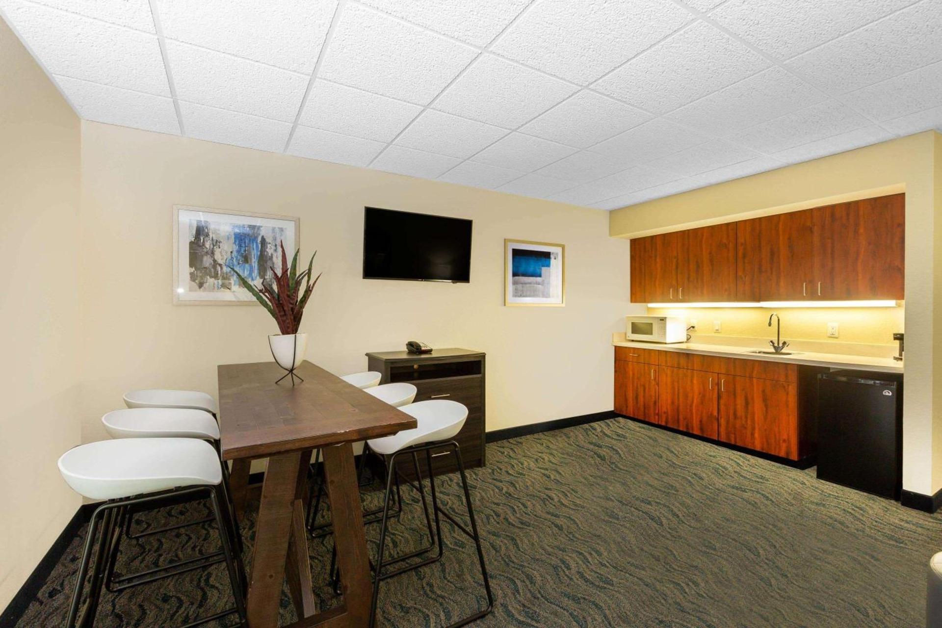 Baymont by Wyndham Des Moines Airport photo 60