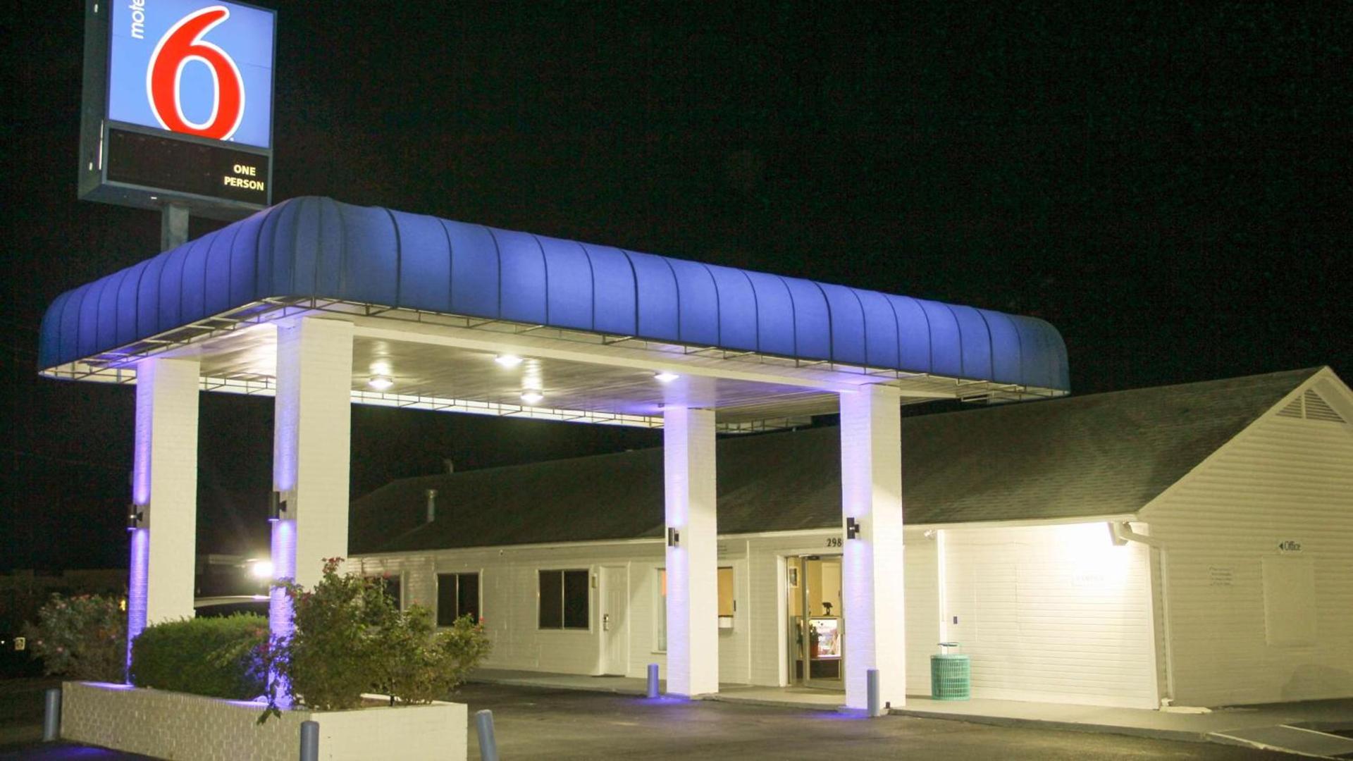 Motel 6-Fayetteville, AR photo 1