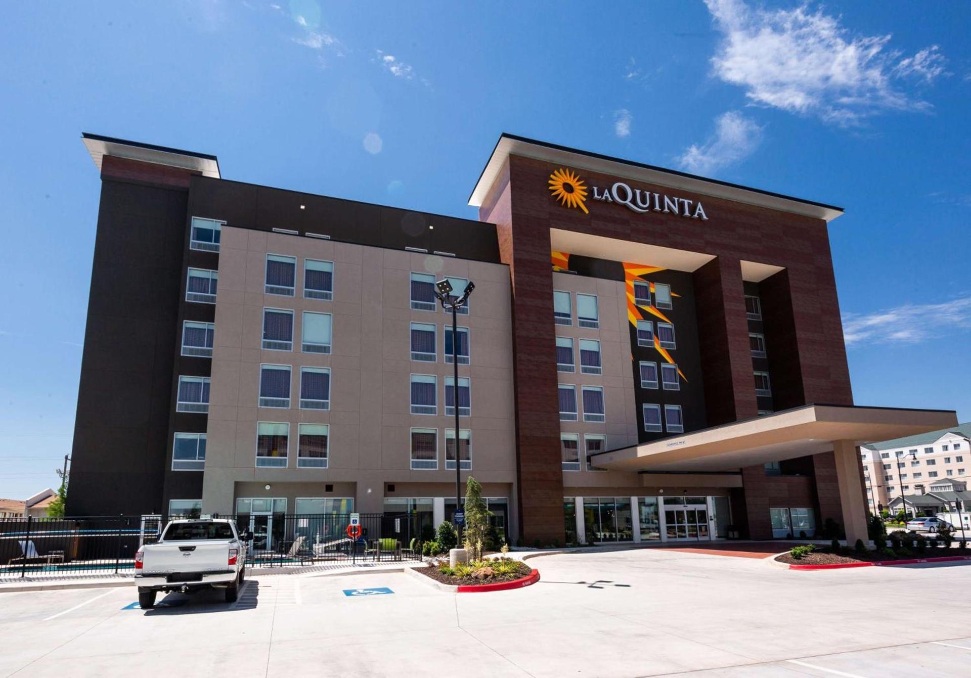 La Quinta by Wyndham Oklahoma City Airport photo 1