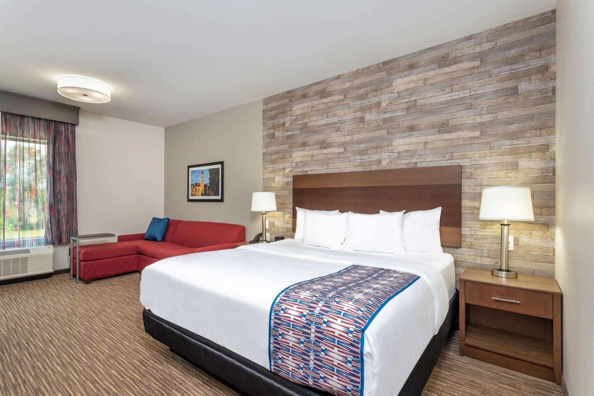 La Quinta Inn and Suites by Wyndham Bloomington photo 44
