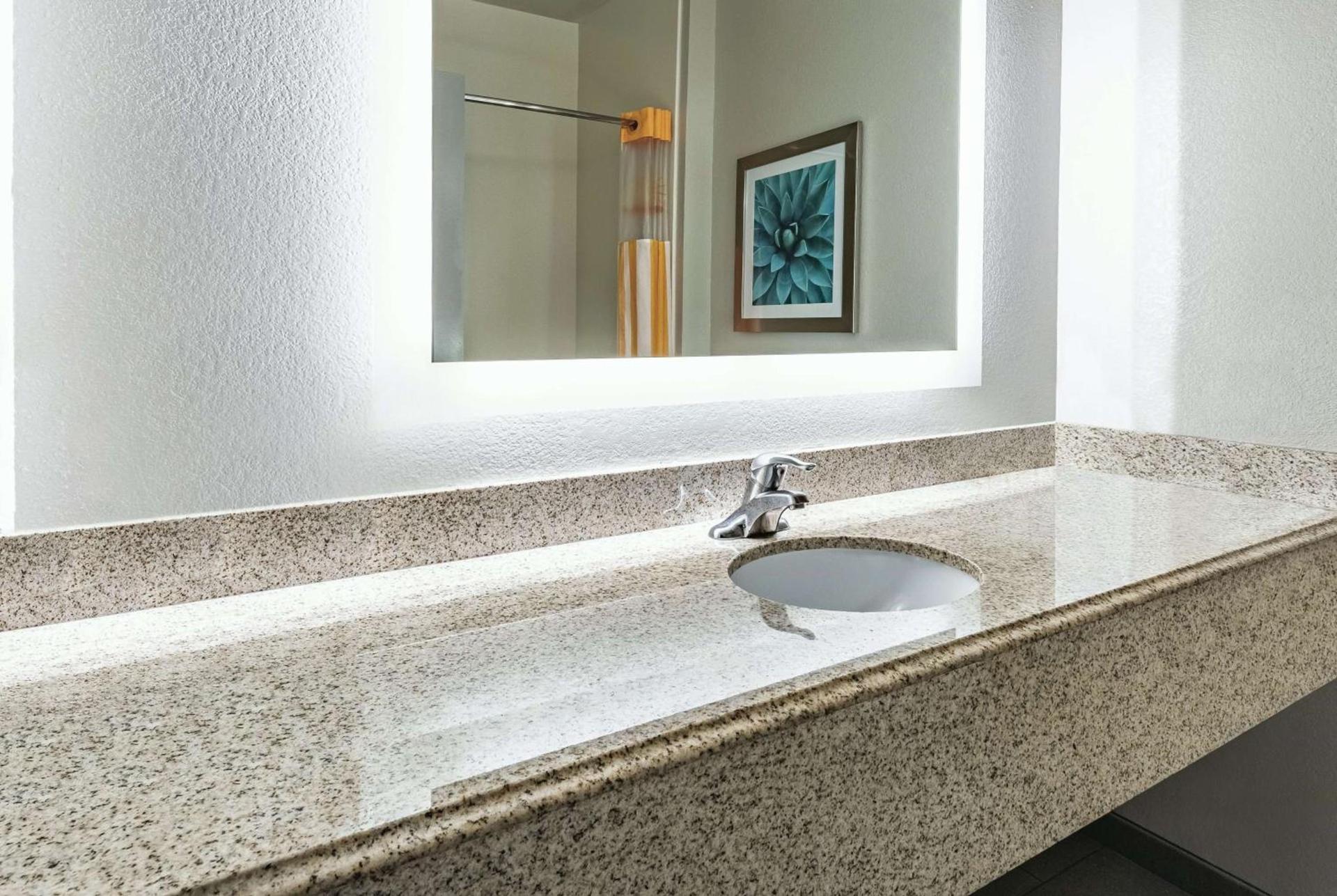 La Quinta by Wyndham Phoenix I-10 West photo 22