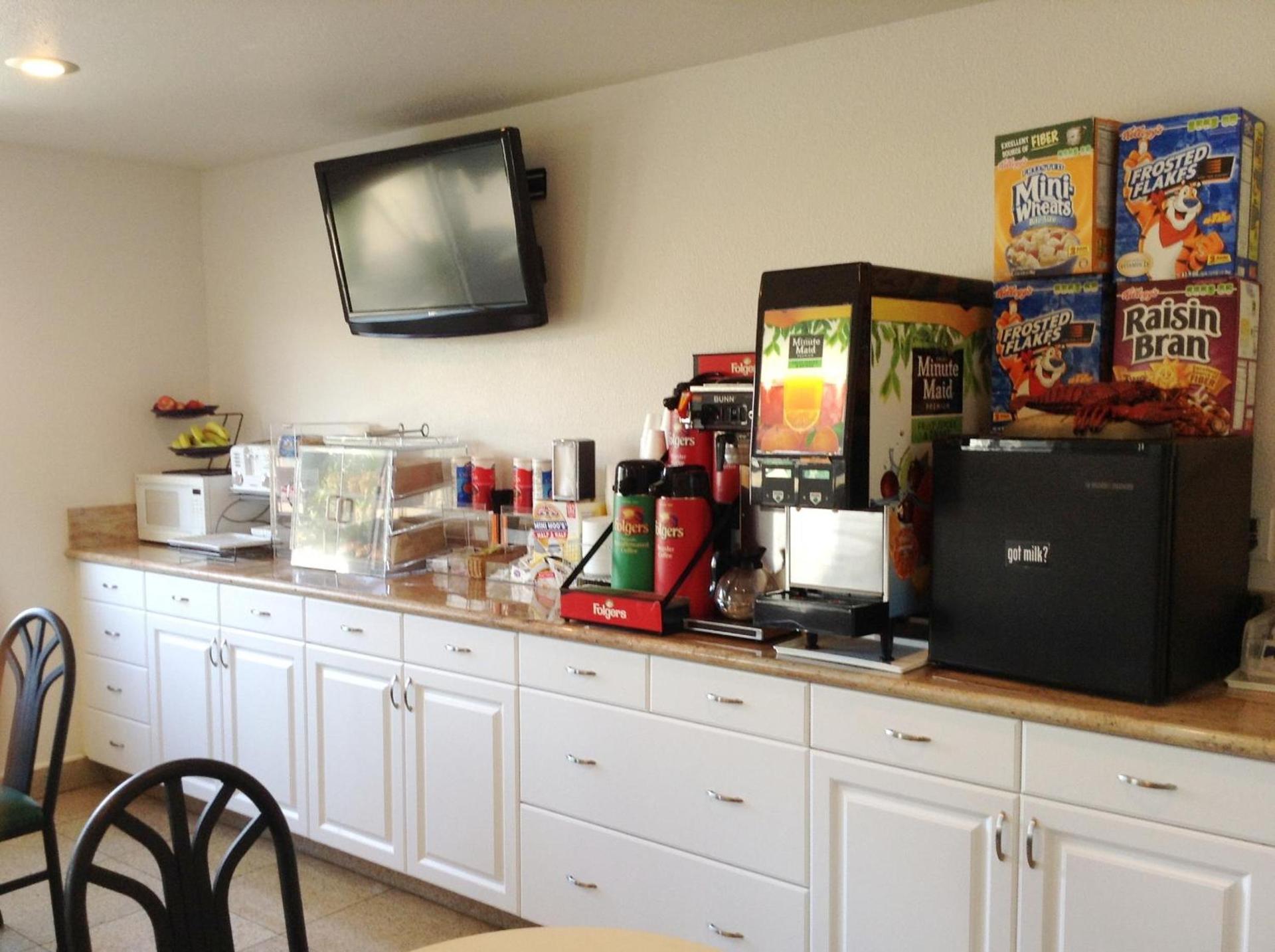 Days Inn by Wyndham Oceanside photo 34