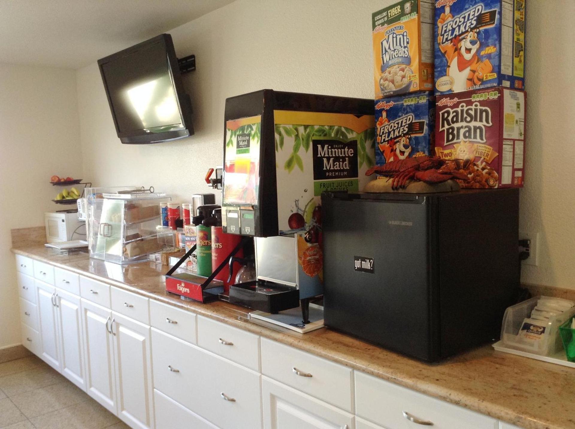 Days Inn by Wyndham Oceanside photo 36