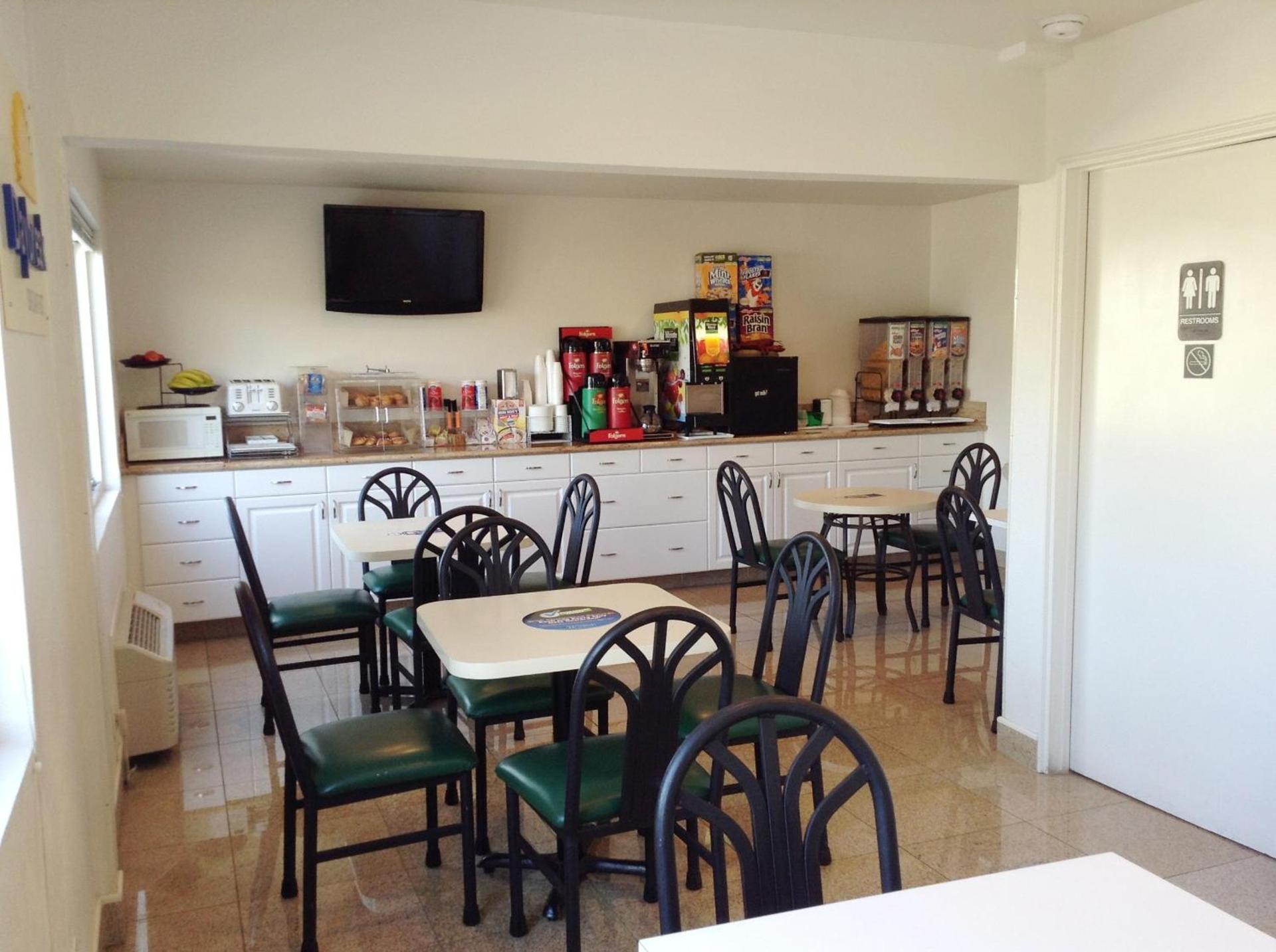 Days Inn by Wyndham Oceanside photo 38