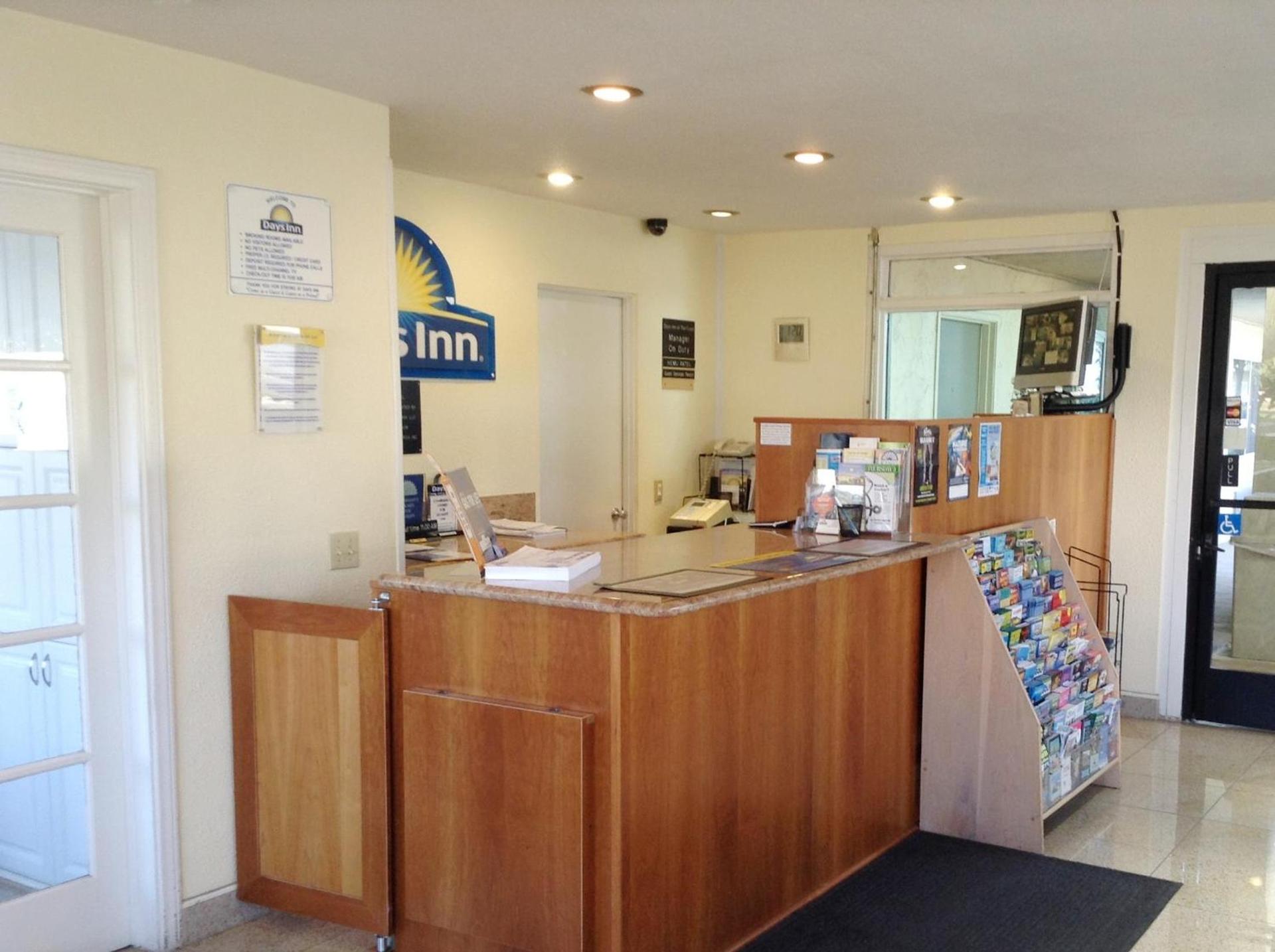 Days Inn by Wyndham Oceanside photo 7