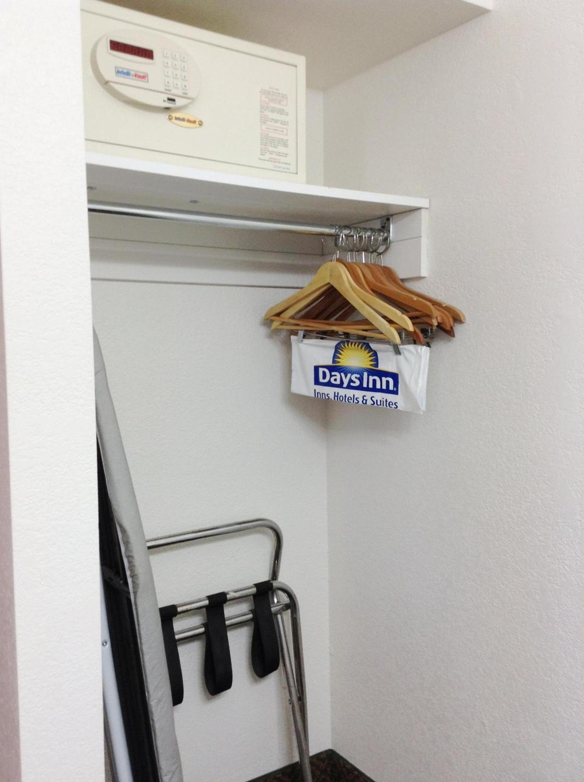 Days Inn by Wyndham Oceanside photo 22