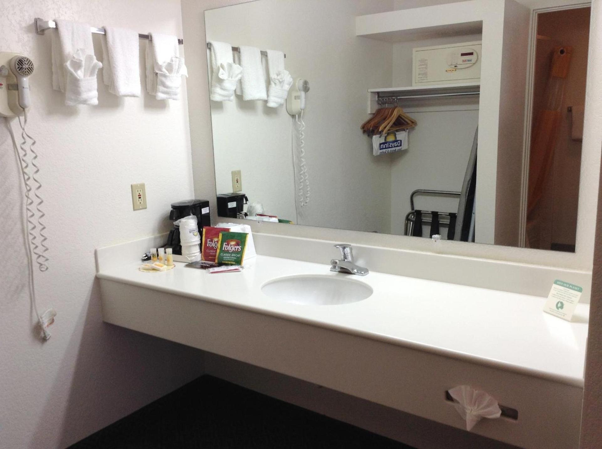 Days Inn by Wyndham Oceanside photo 27
