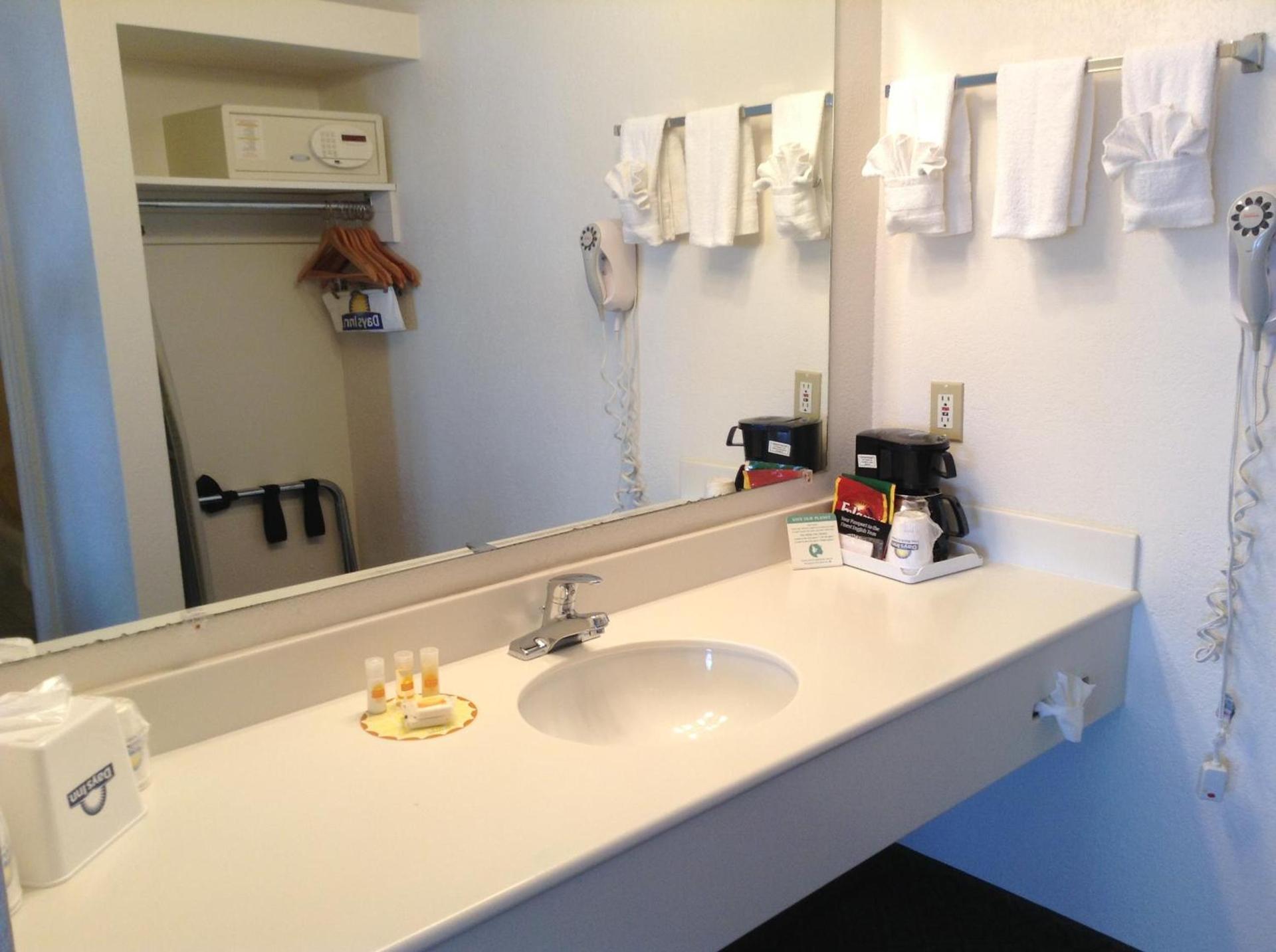 Days Inn by Wyndham Oceanside photo 31