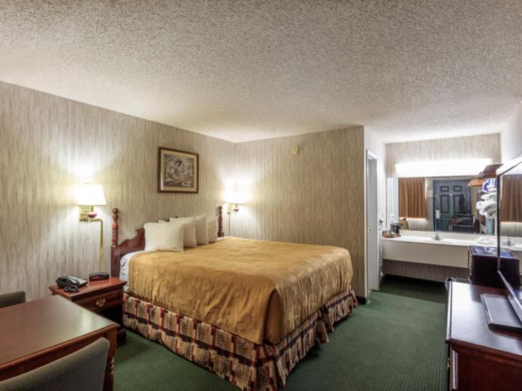 Angel Inn Near IMAX, a Travelodge by Wyndham photo 14