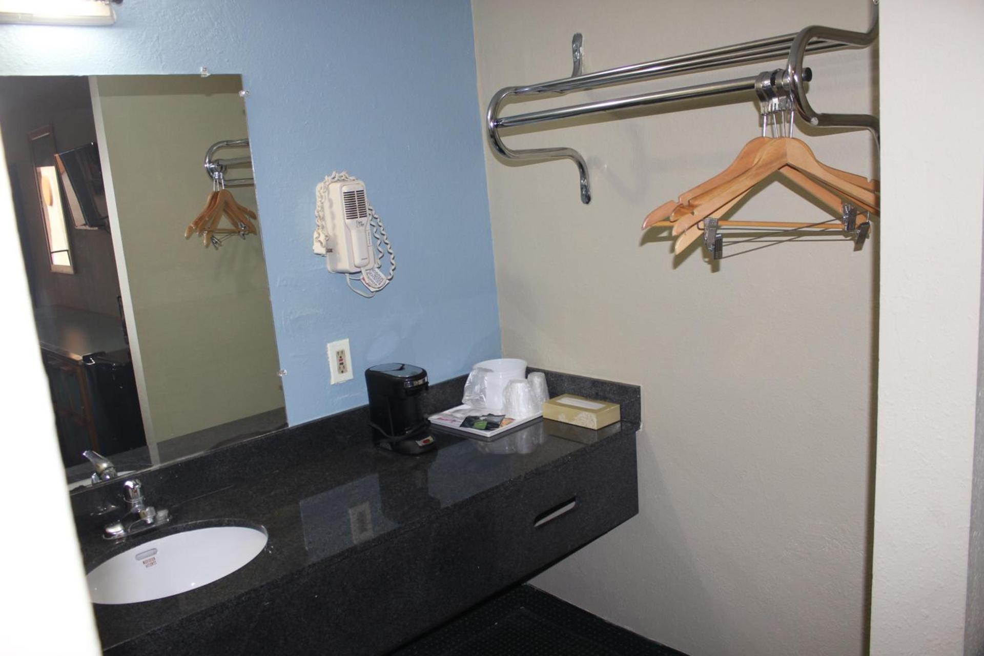 Tampa Inn Near Busch Gardens photo 31