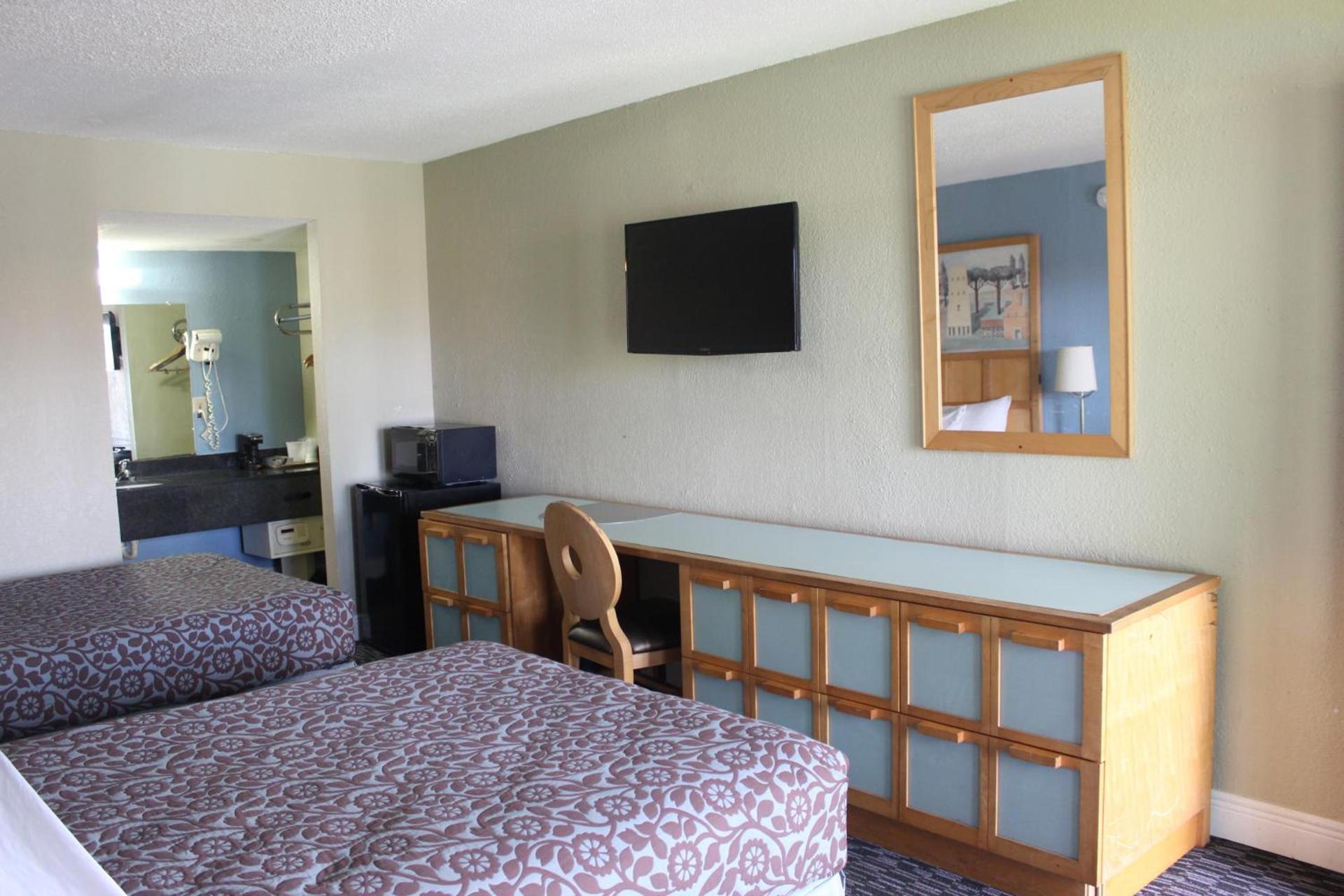 Tampa Inn Near Busch Gardens photo 24