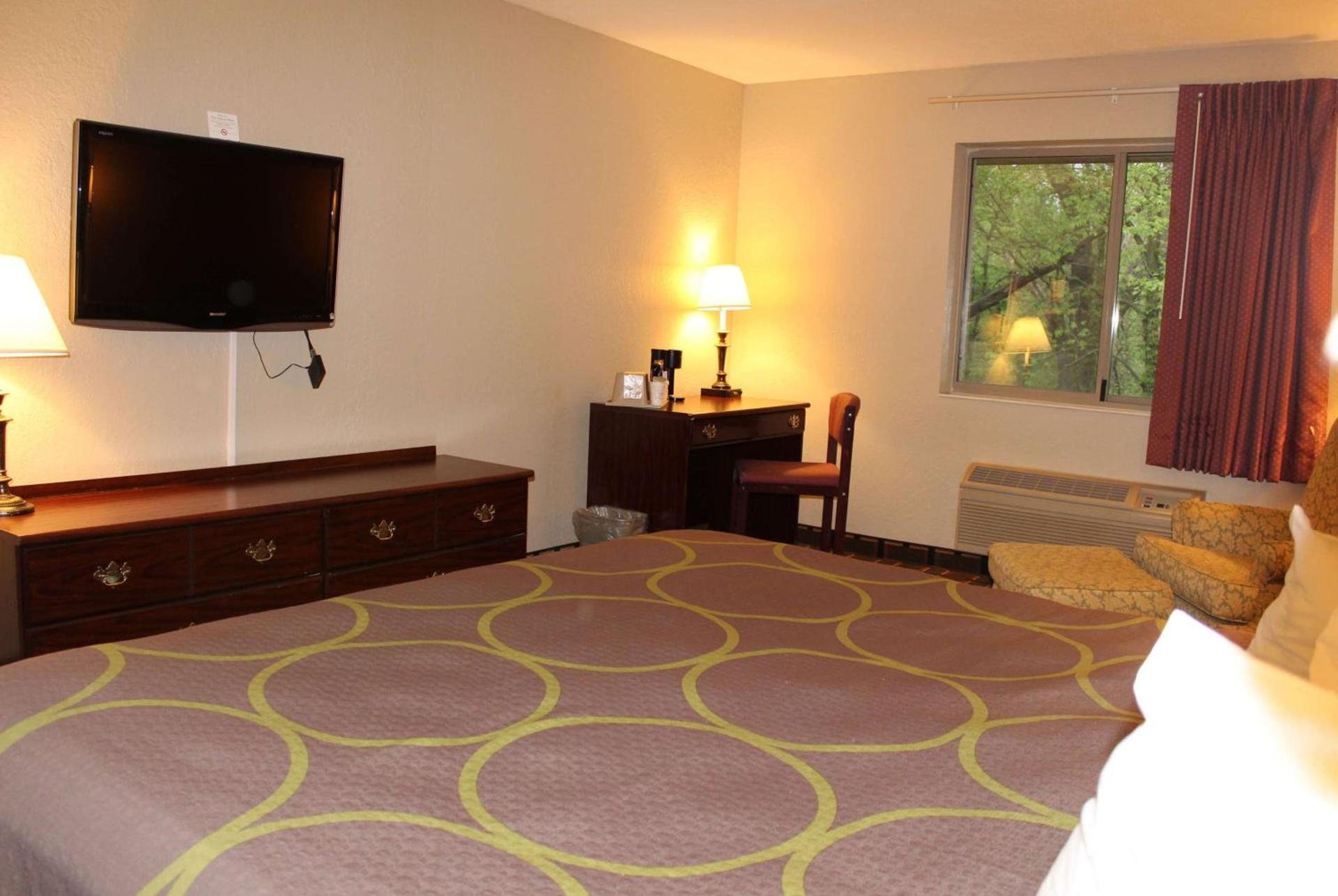 Super 8 by Wyndham Valparaiso photo 6