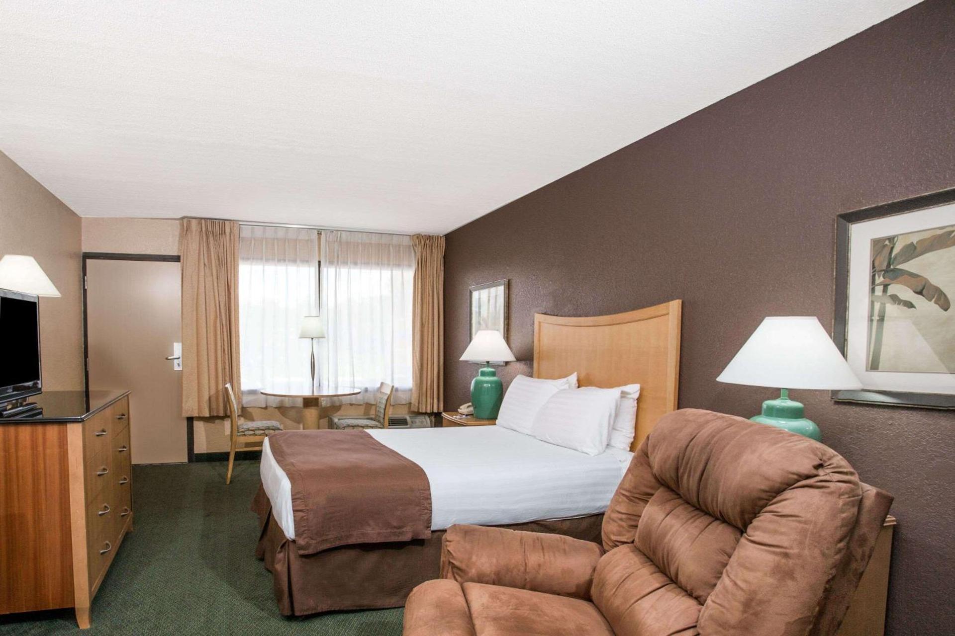 Travelodge by Wyndham Deltona photo 56