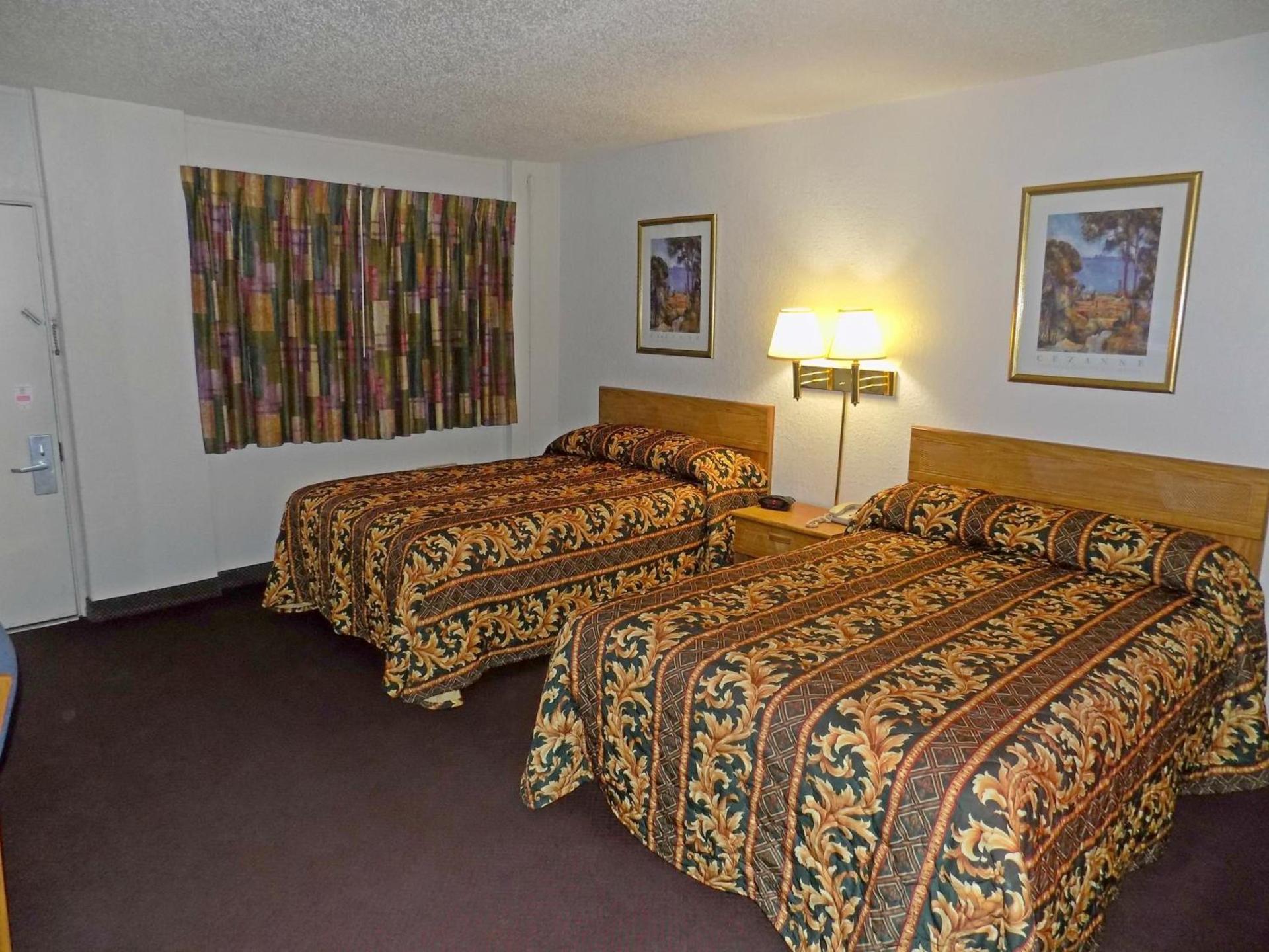 Plaza Inn photo 18