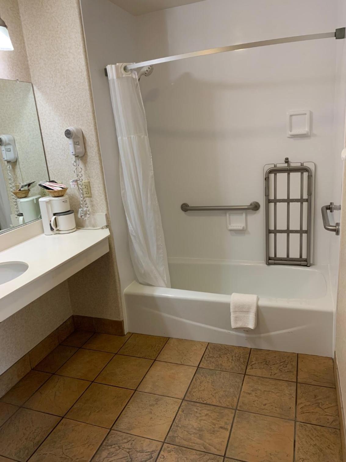Olive Tree Inn & Suites, a Howard Johnson by Wyndham photo 59