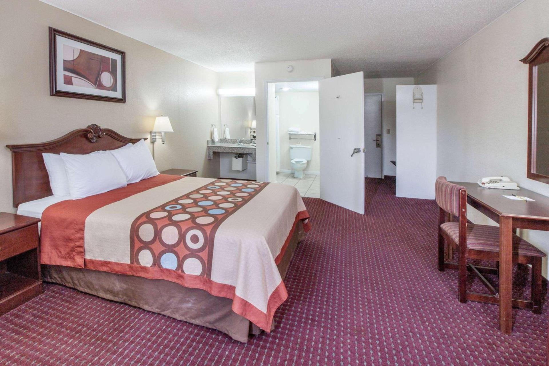 Super 8 by Wyndham Clinton photo 17