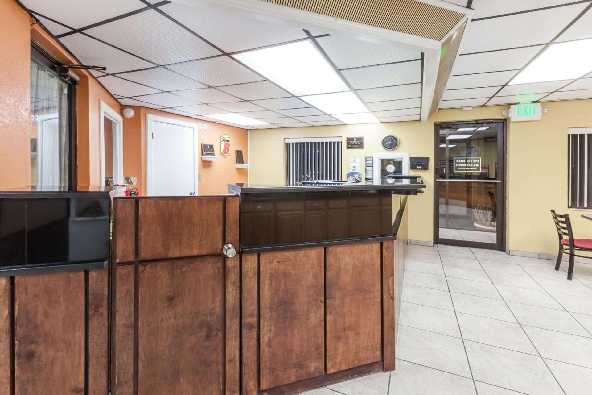 Super 8 by Wyndham Clinton photo 15