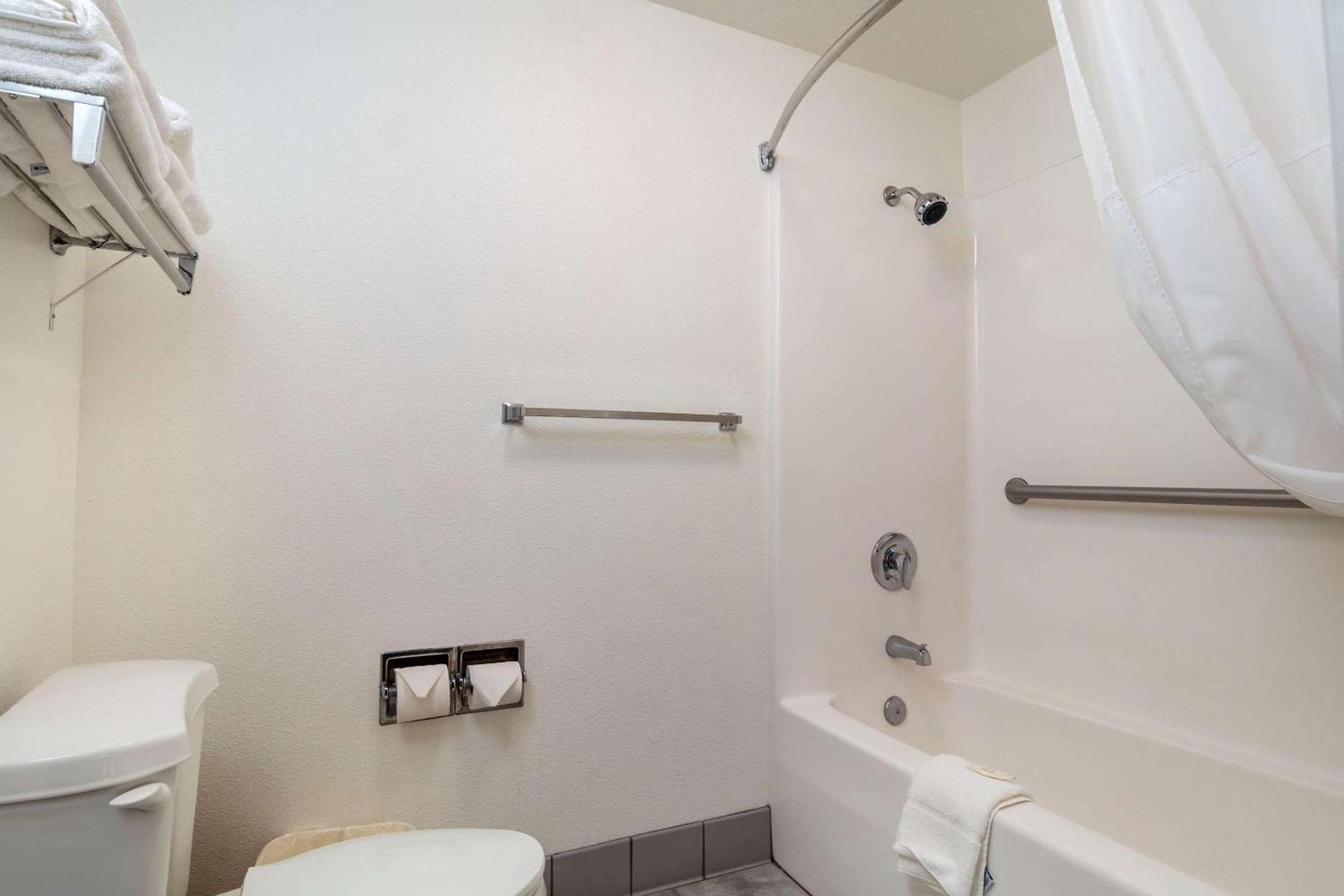 Quality Inn Central Roseburg photo 11