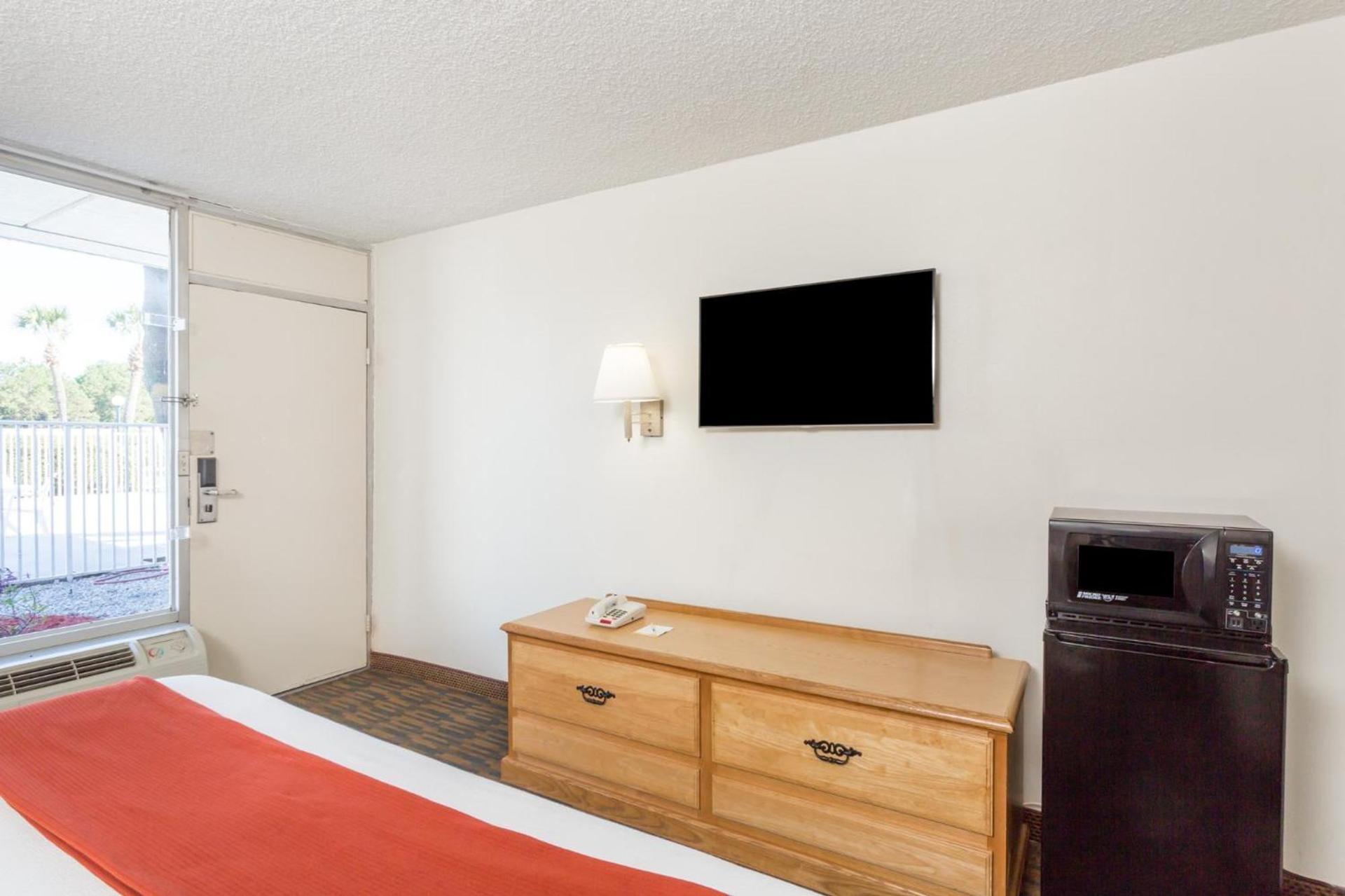 Days Inn by Wyndham Adel I-75 photo 16