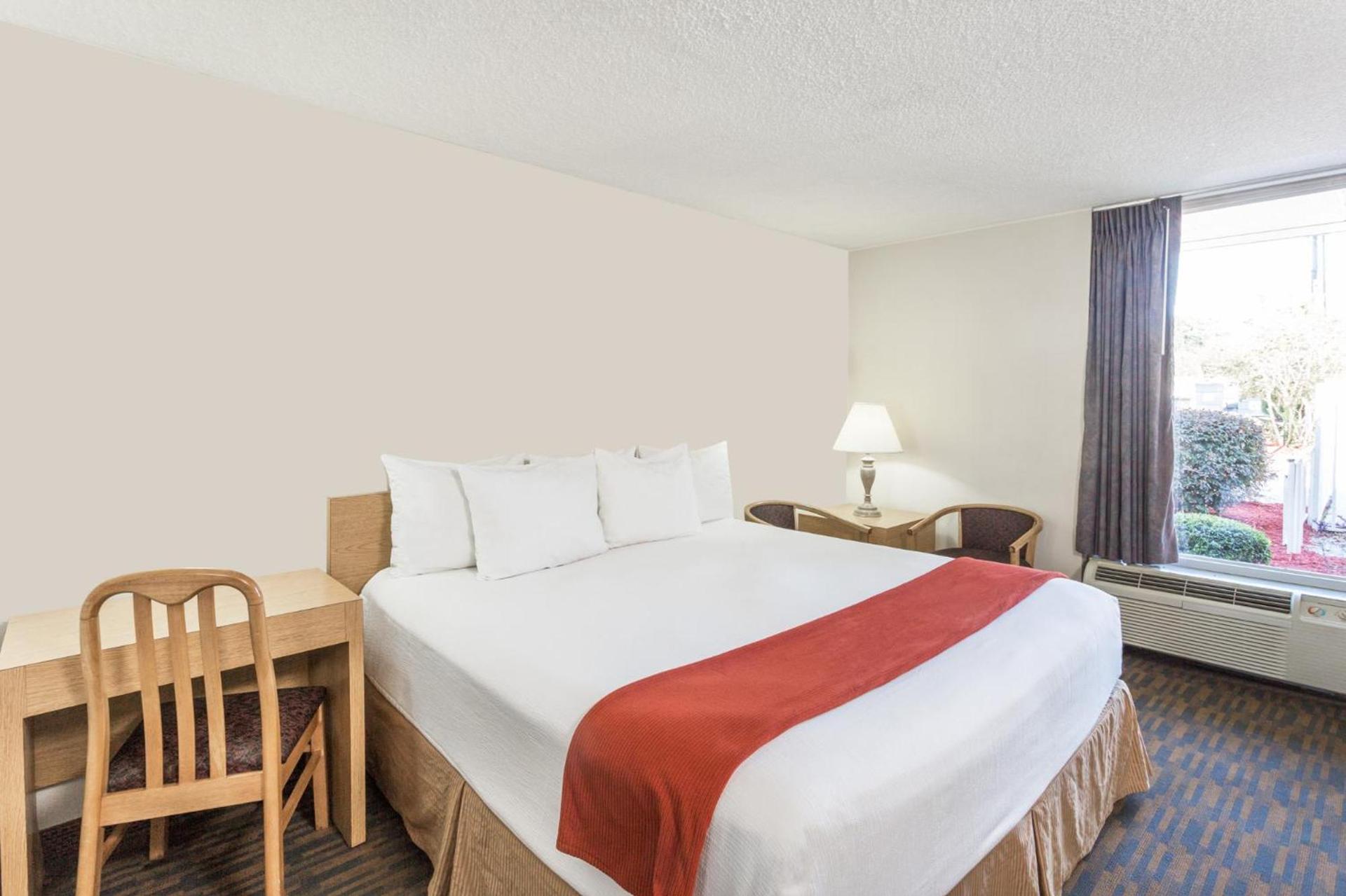 Days Inn by Wyndham Adel I-75 photo 9