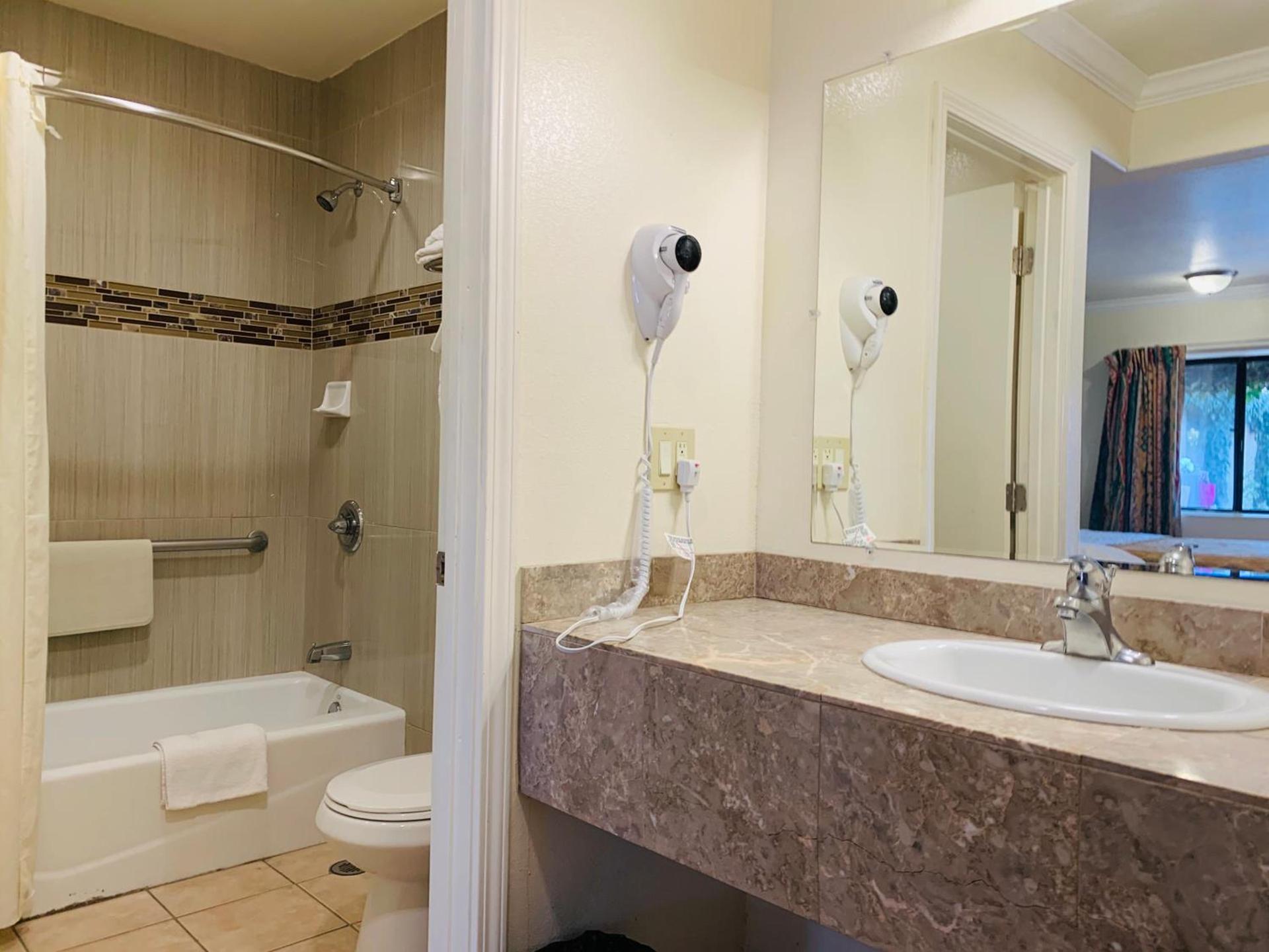Monterey Oceanside Inn photo 19