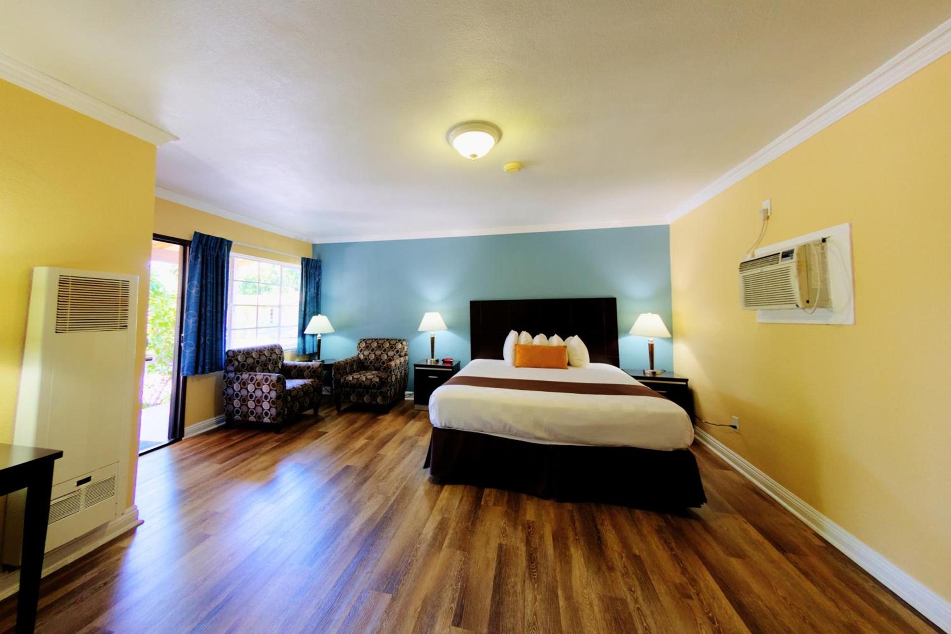 Palm Tropics Motel photo 17