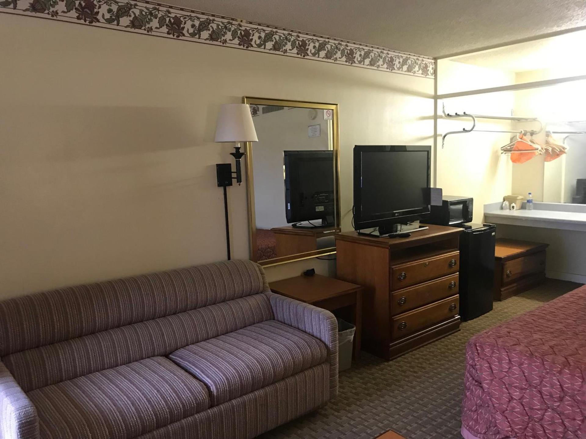 Tyler Inn & Suites photo 3