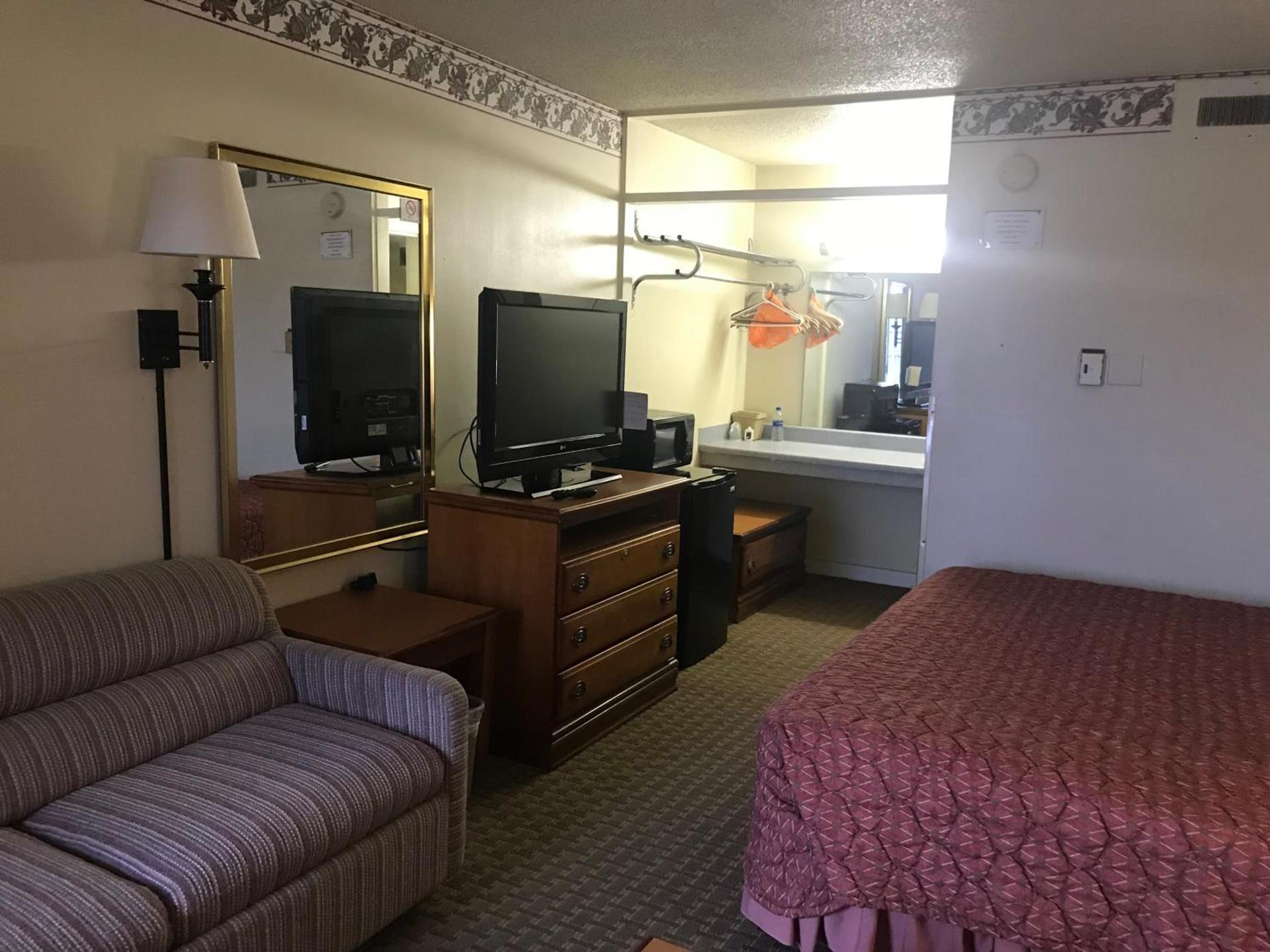 Tyler Inn & Suites photo 6