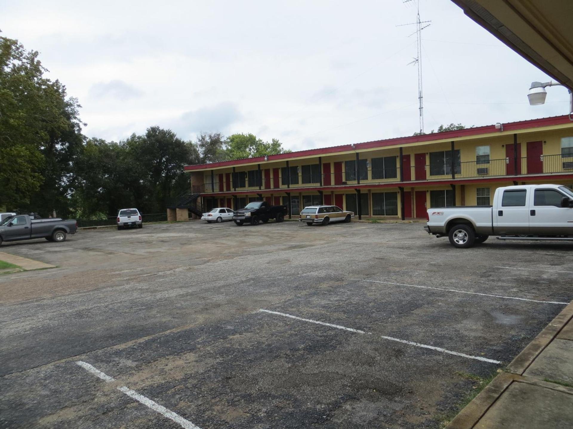 Cottonwood Inn — hotel in La Grange
