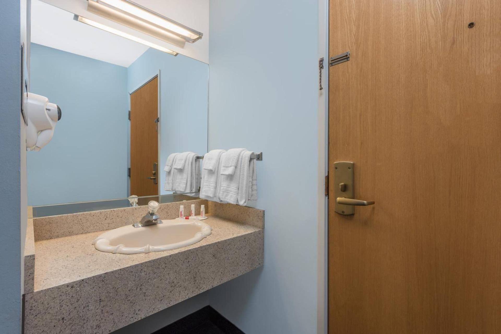 Days Inn by Wyndham Osage Beach Lake of the Ozarks photo 21