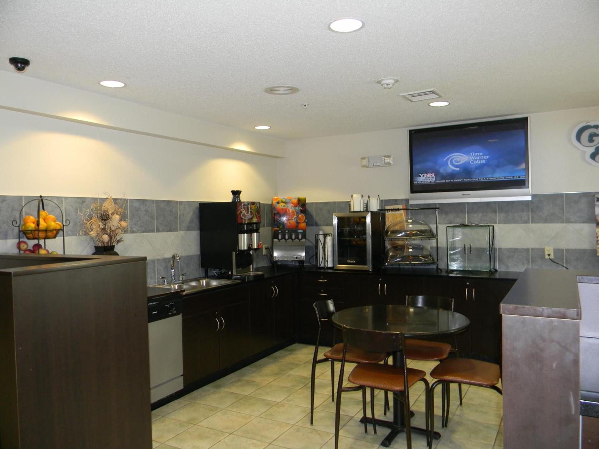 Microtel Inn & Suites Bath photo 21