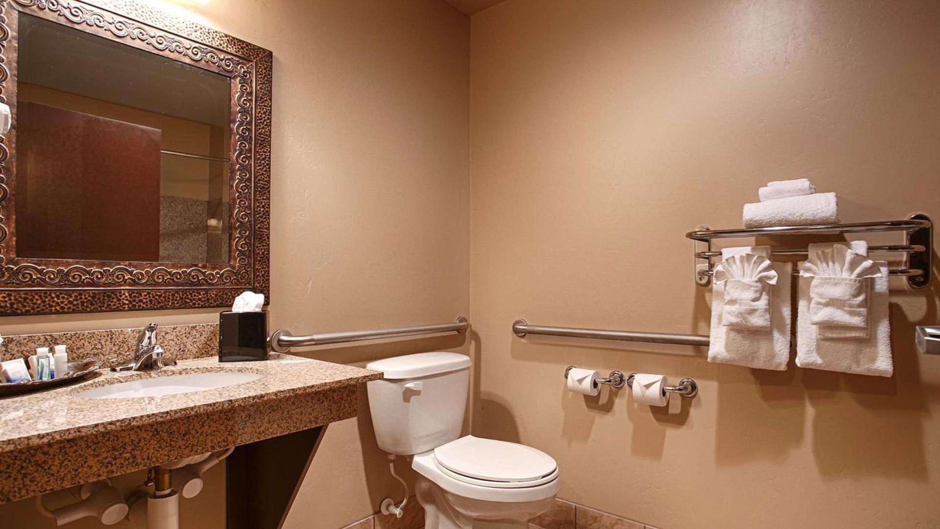 Crandon Inn & Suites photo 16