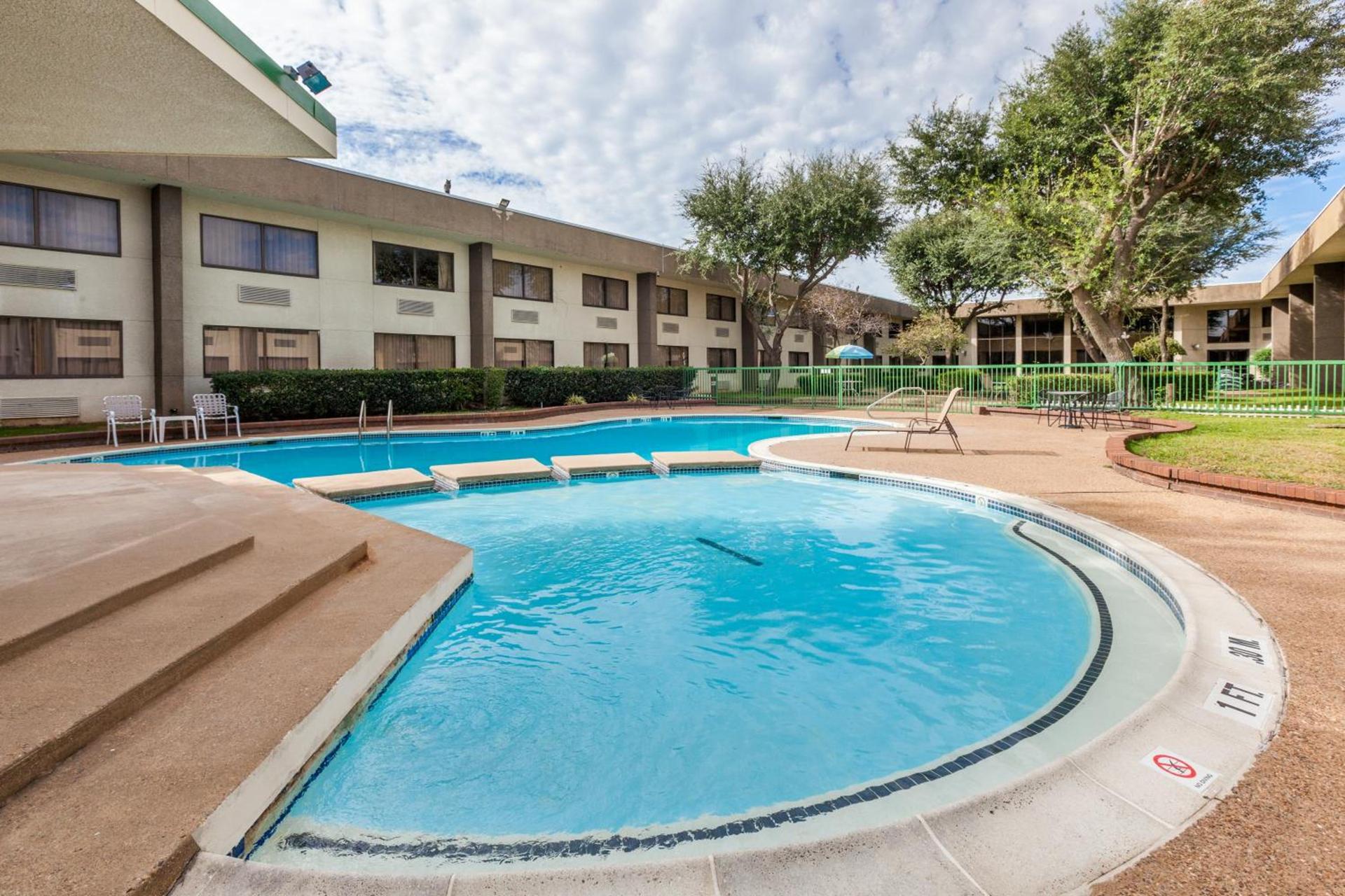 Days Inn by Wyndham Sherman photo 44