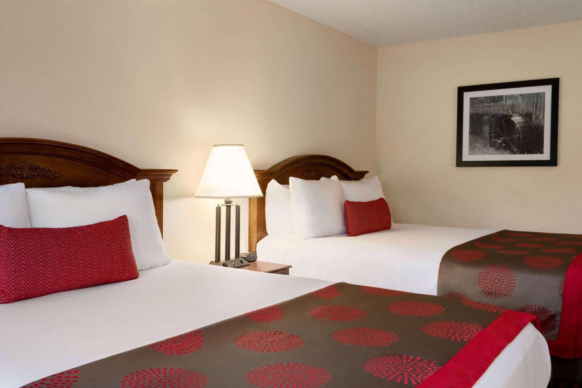 Ramada by Wyndham Pigeon Forge North photo 14