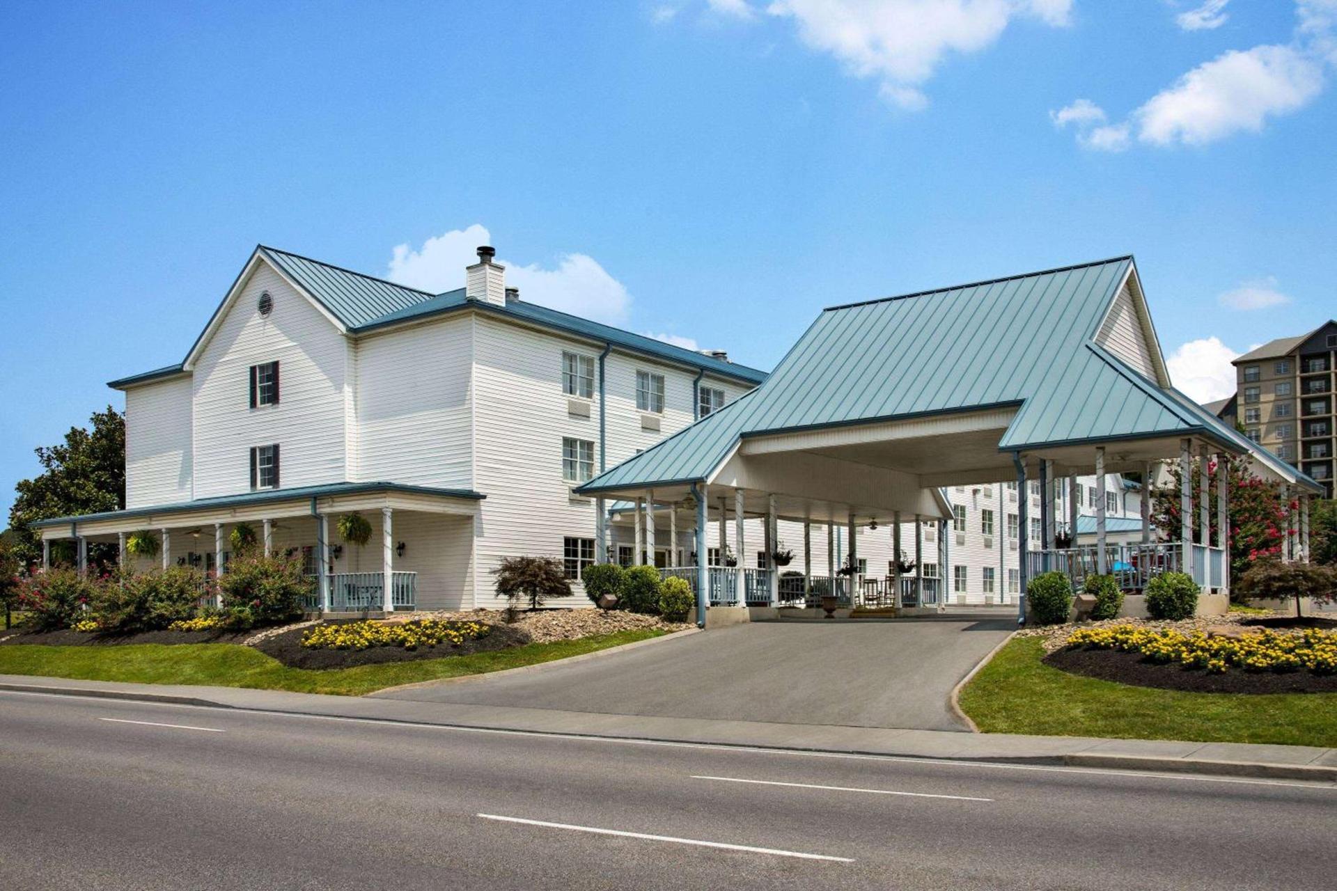 Ramada by Wyndham Pigeon Forge North photo 1