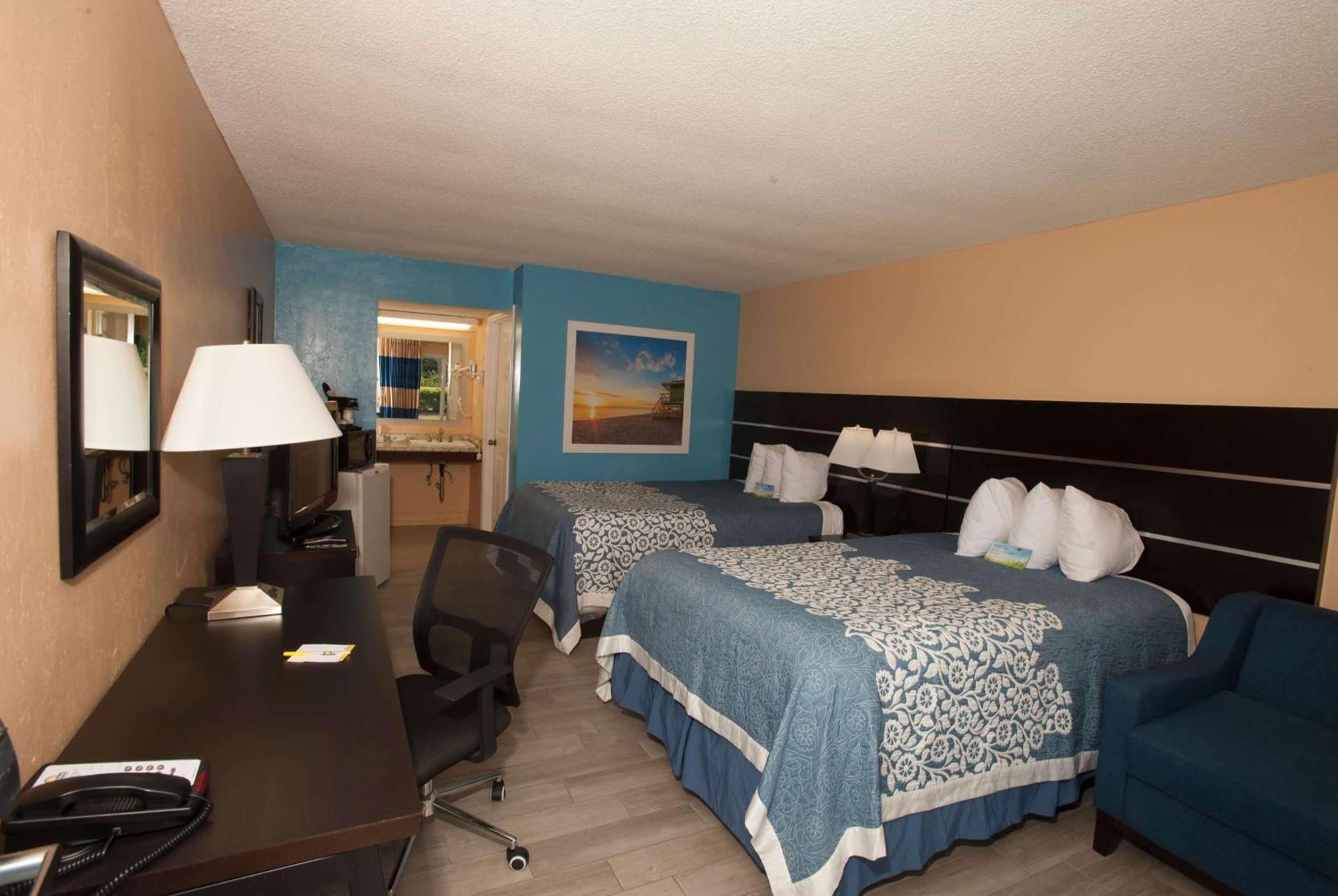 Days Inn by Wyndham Fort Myers Springs Resort photo 8