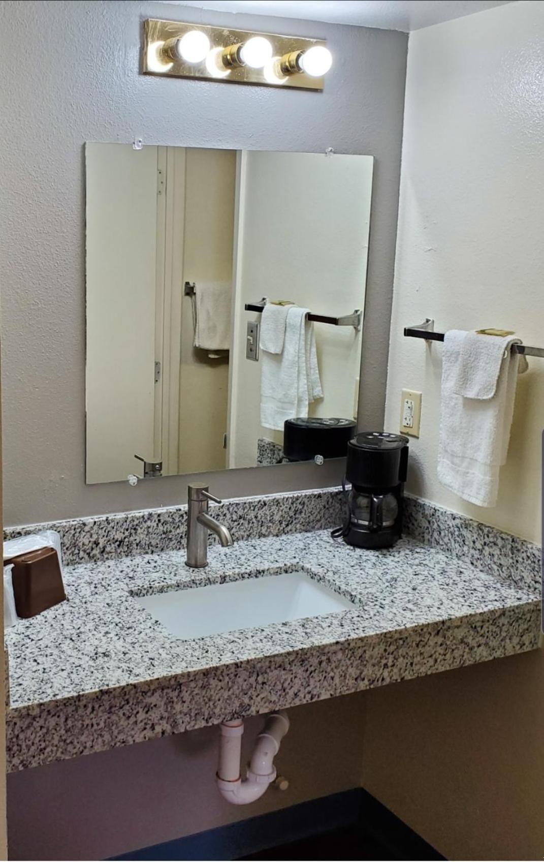 Travelodge by Wyndham Albuquerque West photo 6