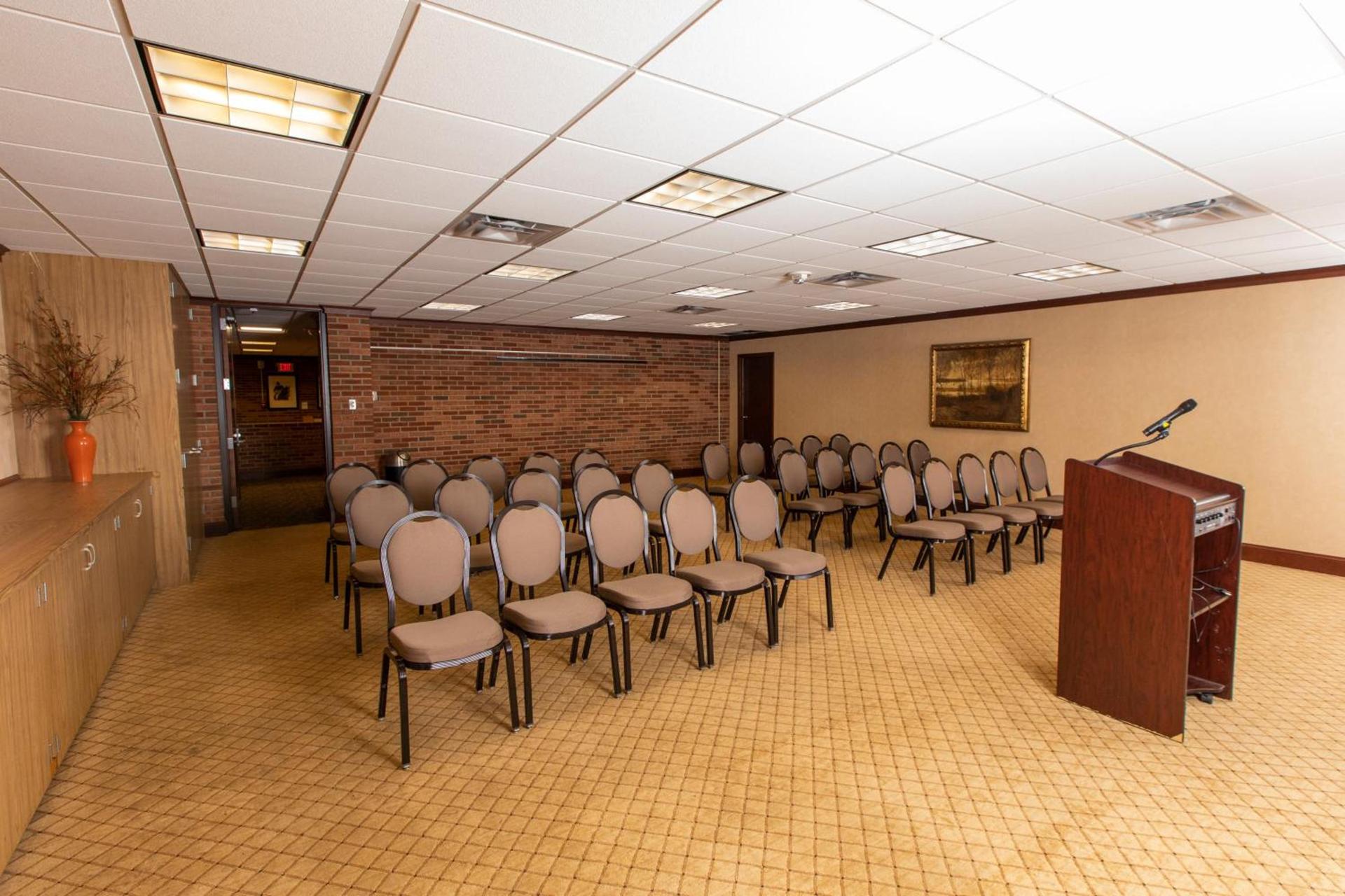 Hillsdale College Dow Hotel and Conference Center photo 10