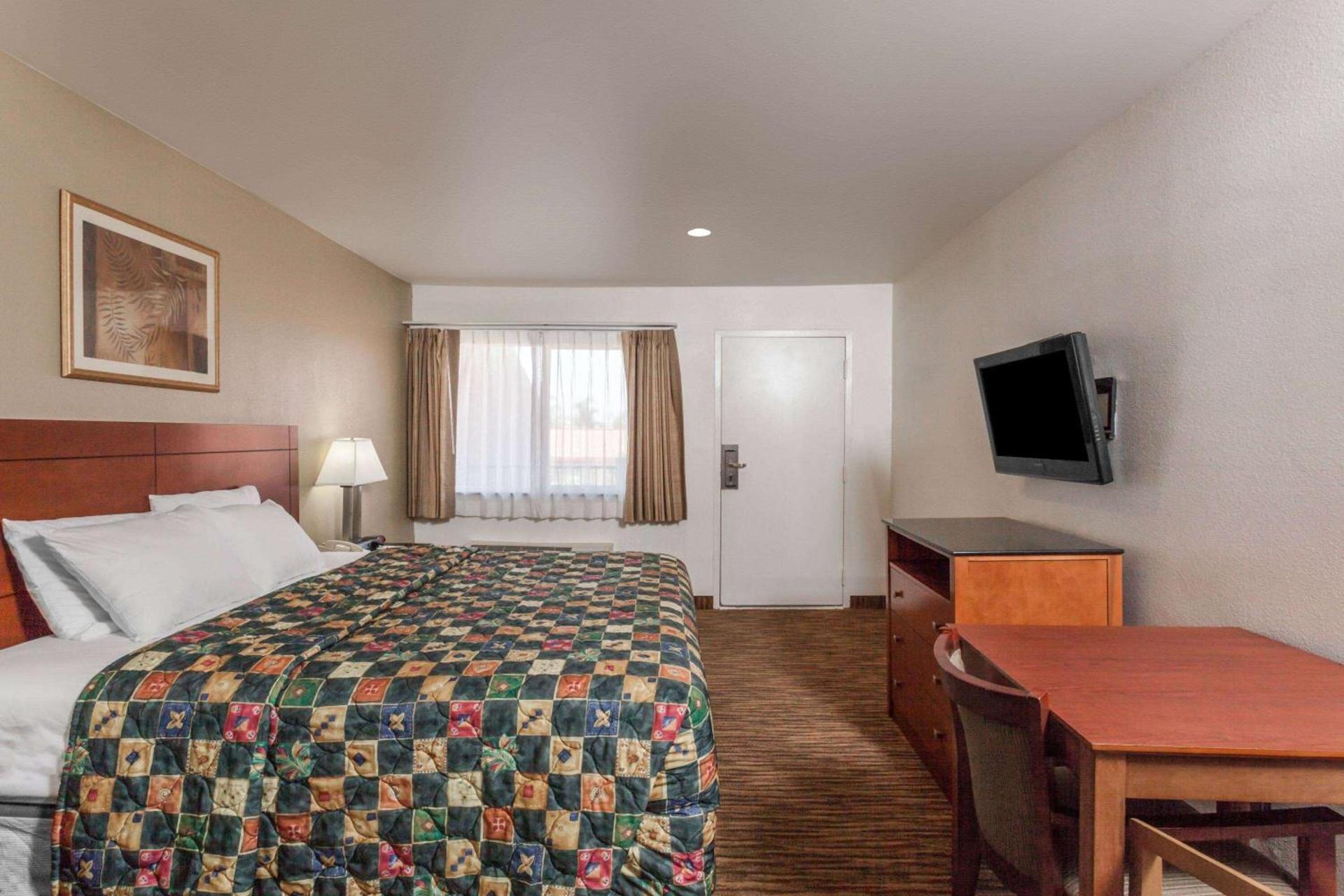 Travelodge by Wyndham Hemet CA photo 6