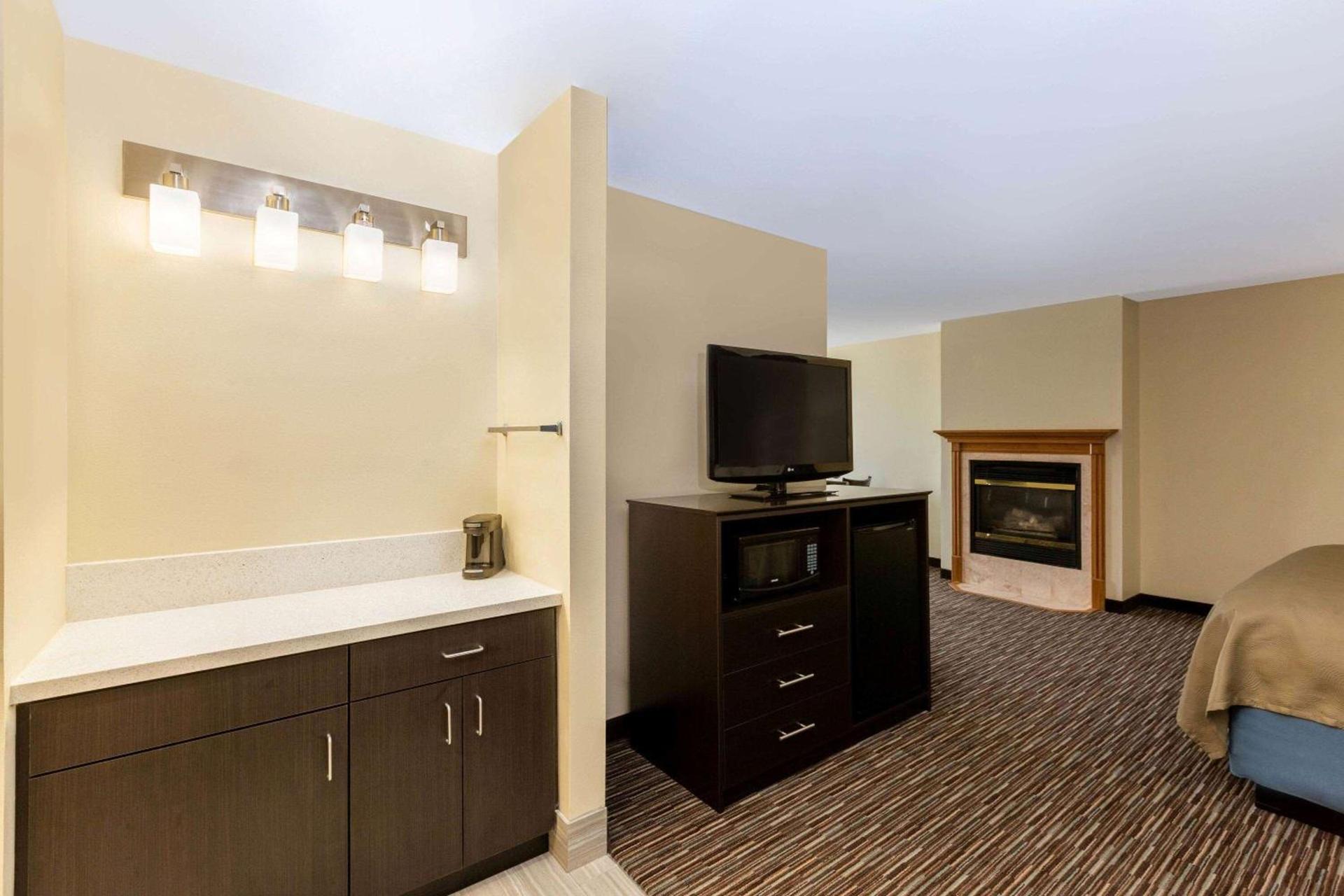 AmericInn by Wyndham Jefferson photo 30