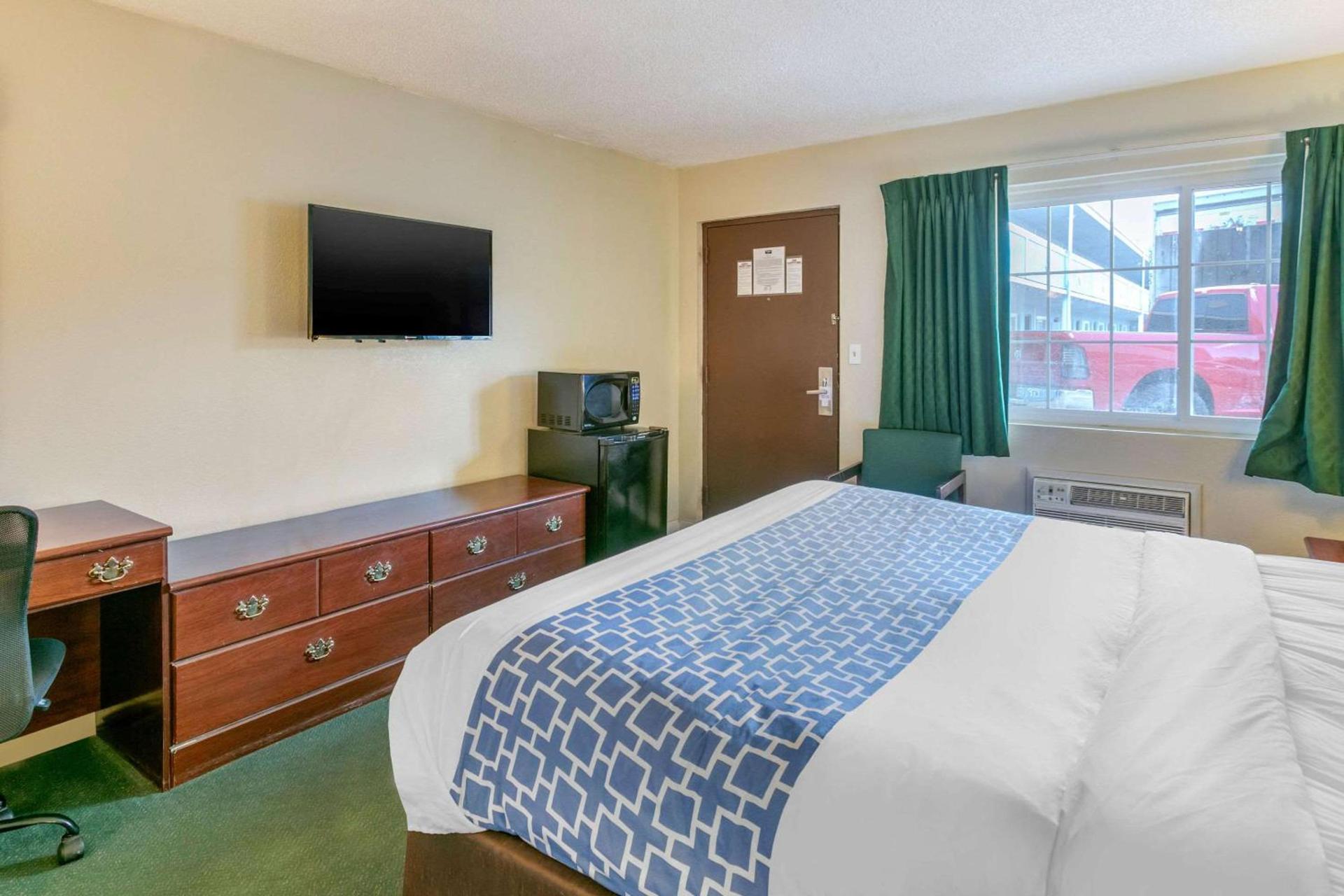 Rodeway Inn photo 10