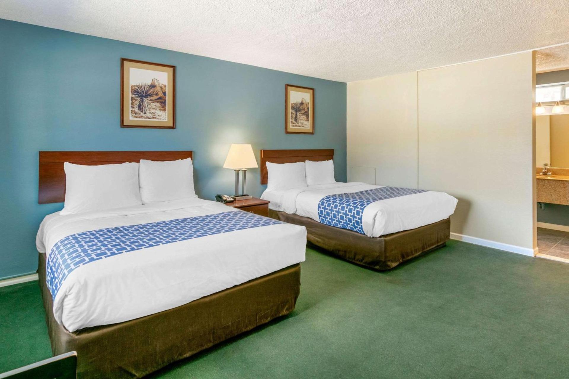 Rodeway Inn photo 12