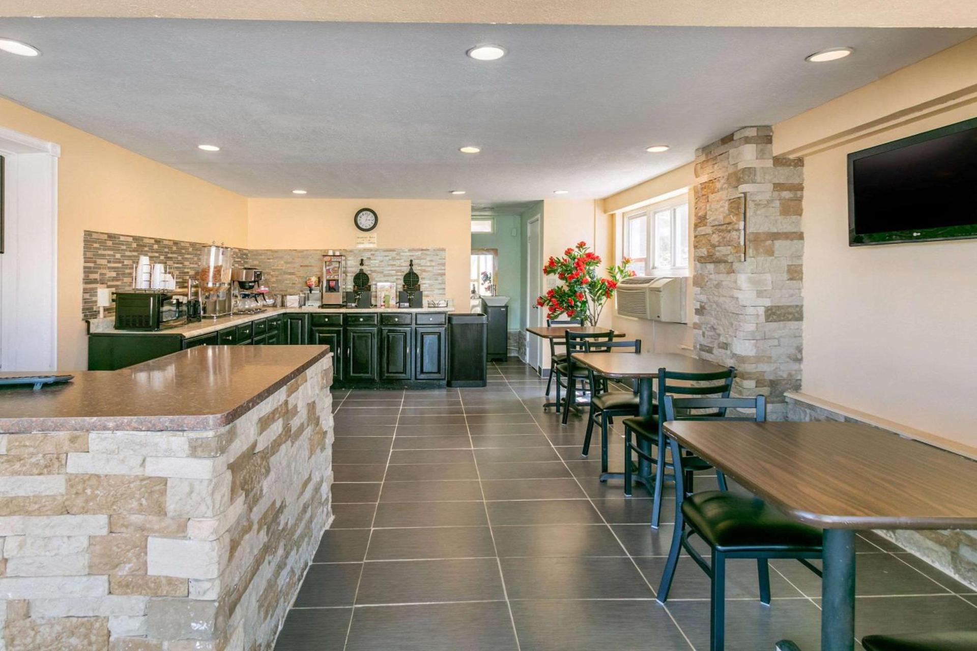Rodeway Inn photo 13