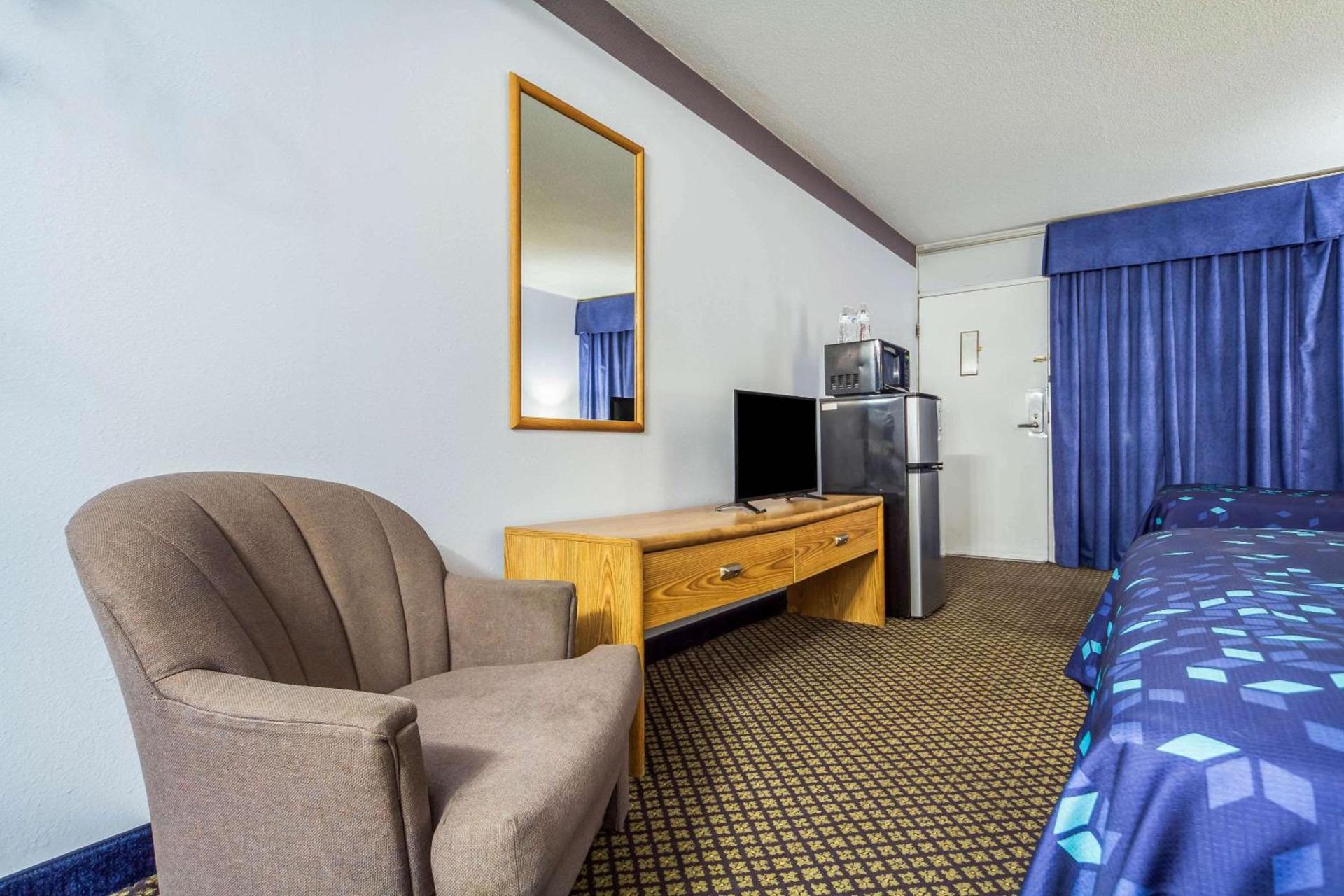 Hospitality Inn photo 17