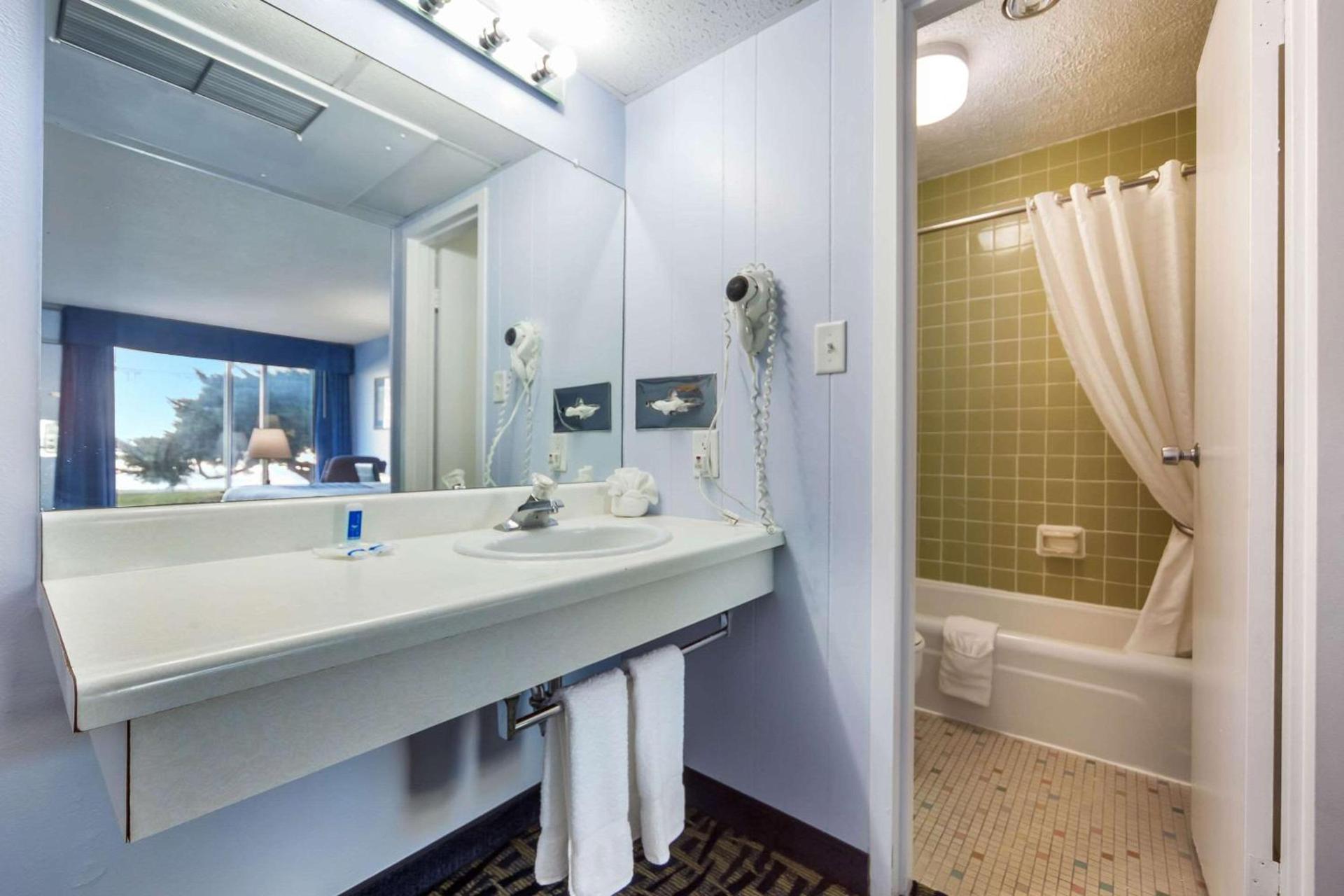Hospitality Inn photo 21